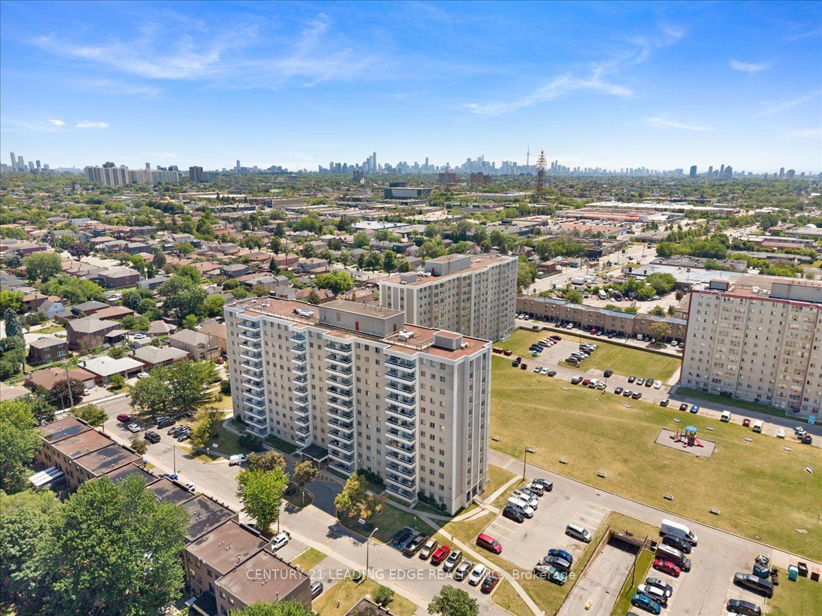 200 Lotherton Pathway 1208, Toronto, ON M6B 2G9
