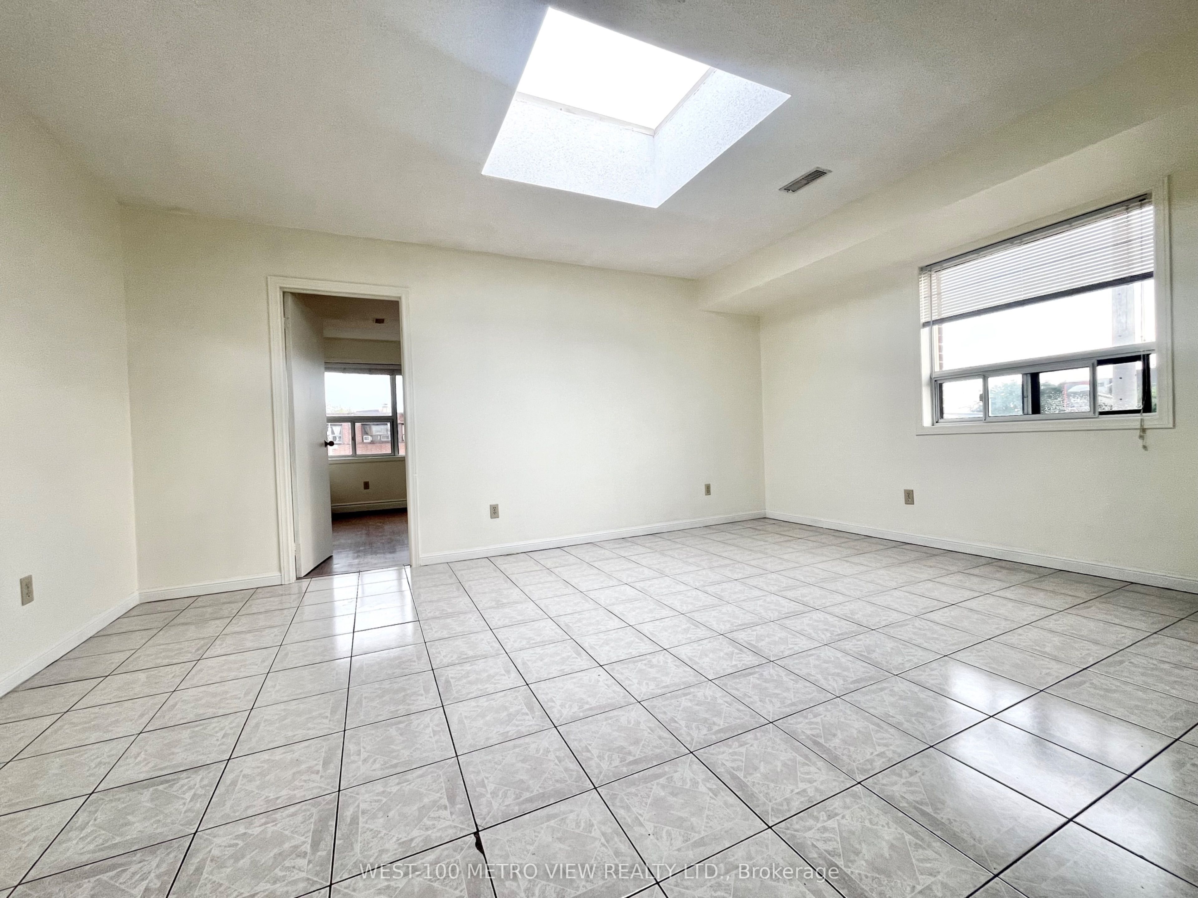 1686 St Clair Avenue W 3A, Toronto, ON M6G 1C6 photo 2