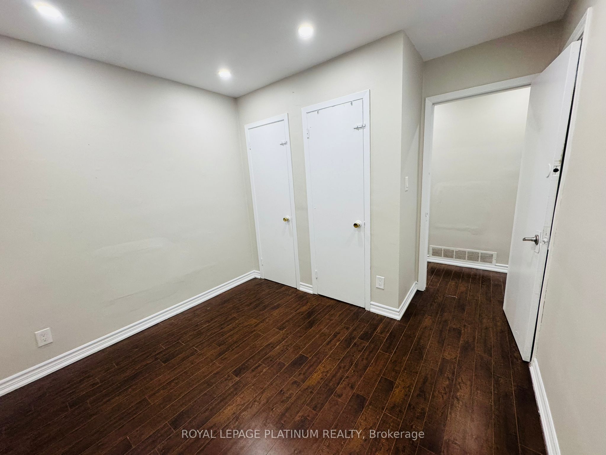 7073 Magic Court, Mississauga, ON L4T 3A2 photo 2