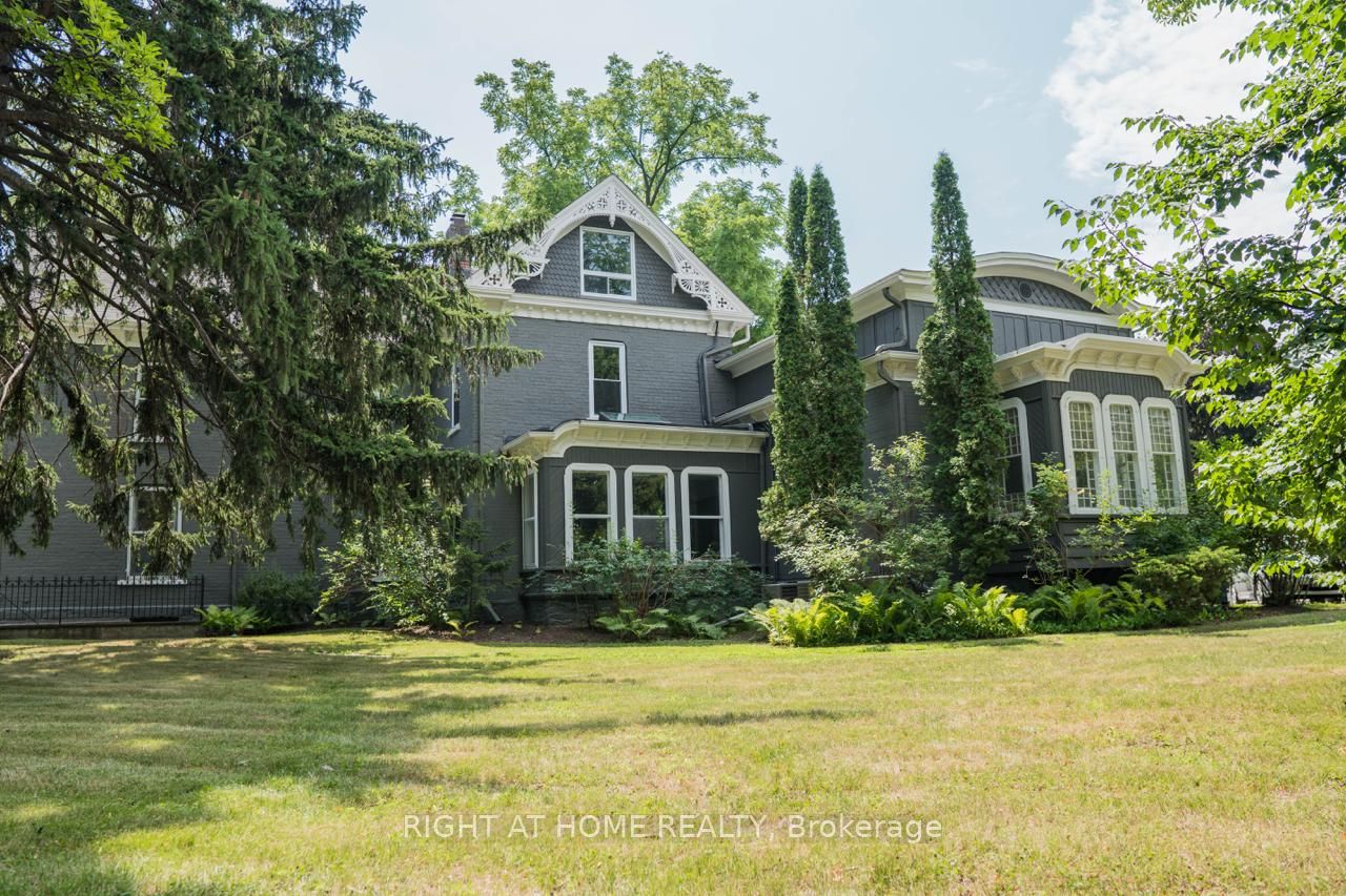 164 Trafalgar Road 1, Oakville, ON L6J 3G6