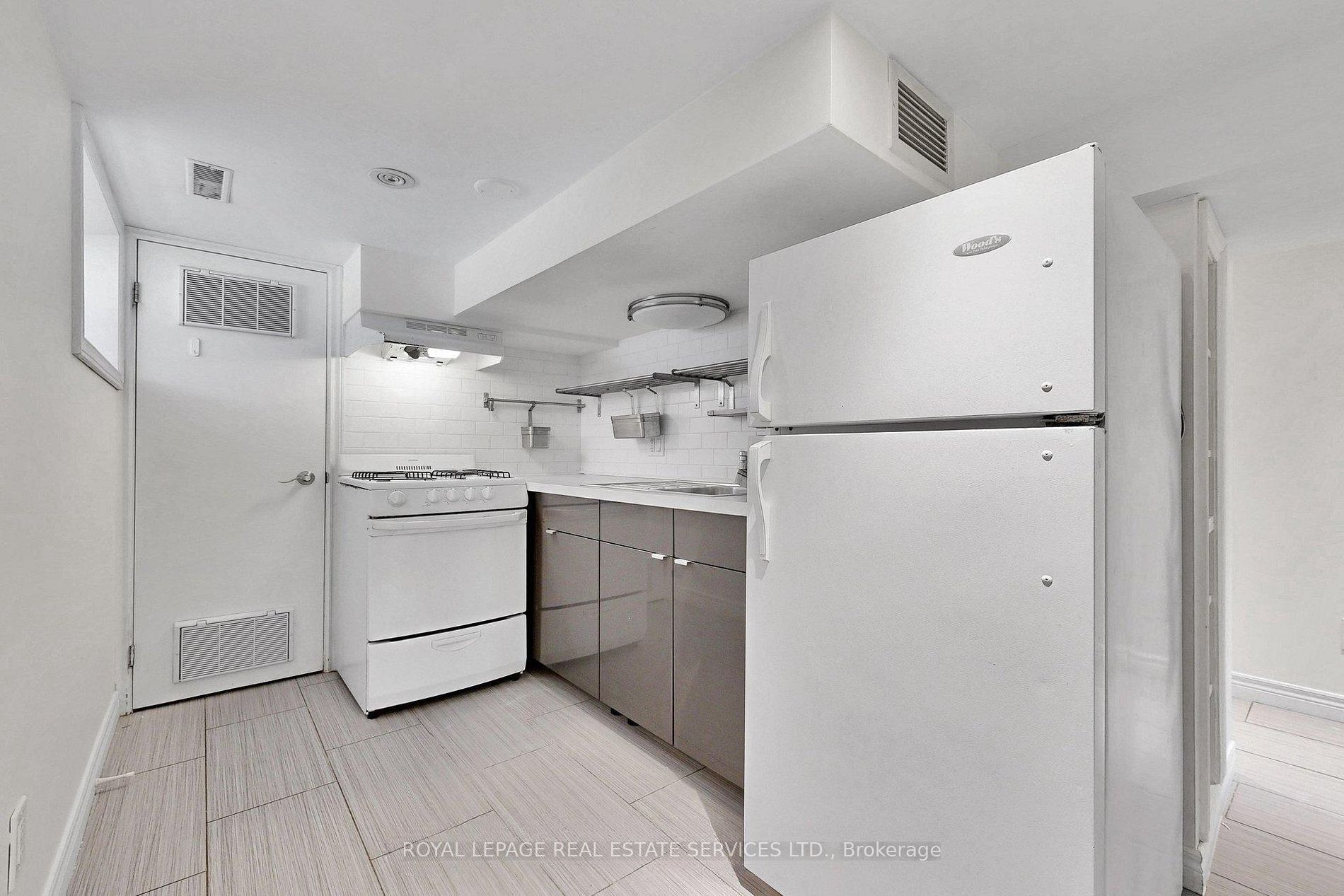 119 Essex Street Lower, Toronto, ON M6G 1T4 photo 3