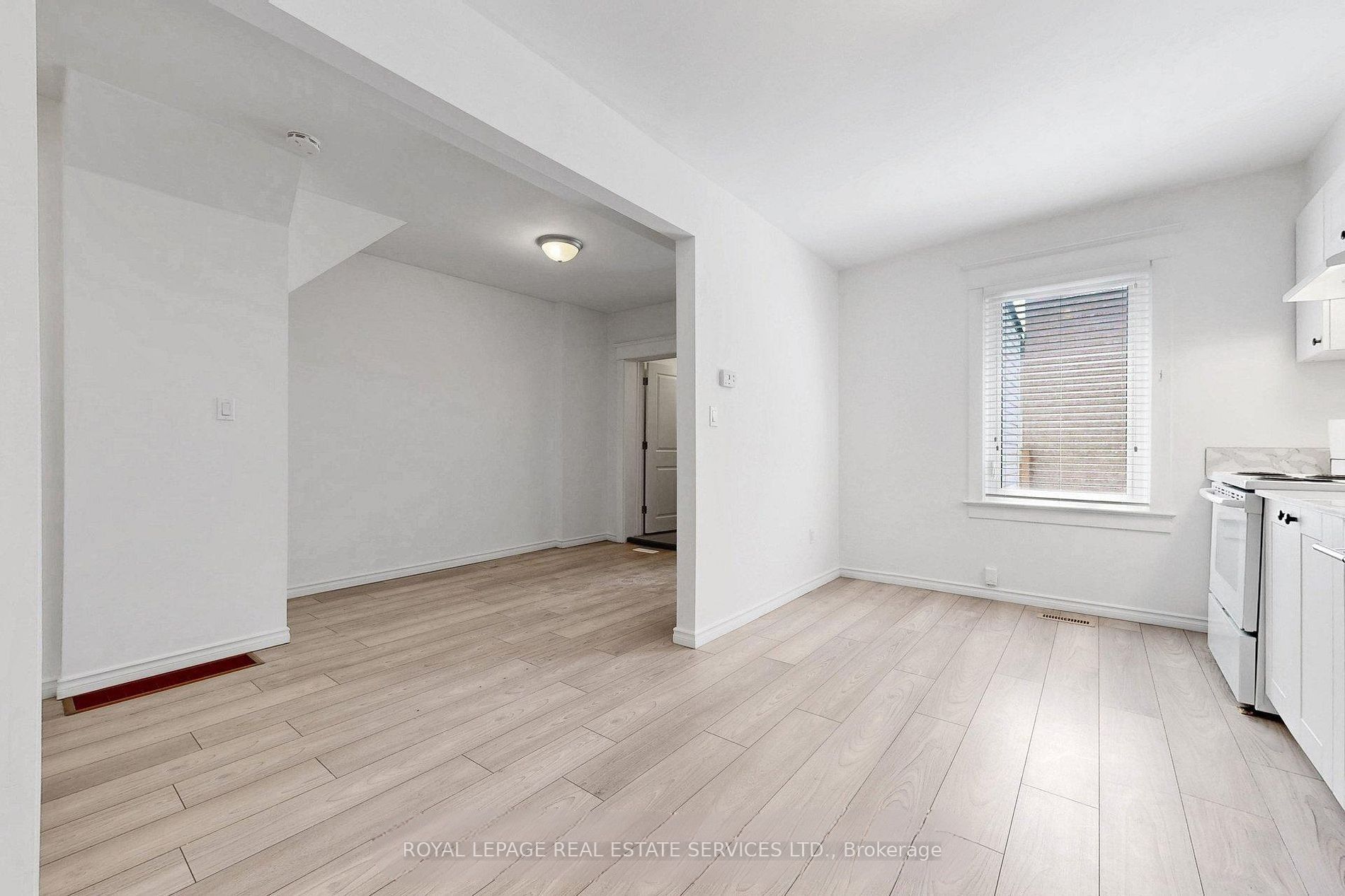 119 Essex Street Main, Toronto, ON M6G 1T4 photo 2