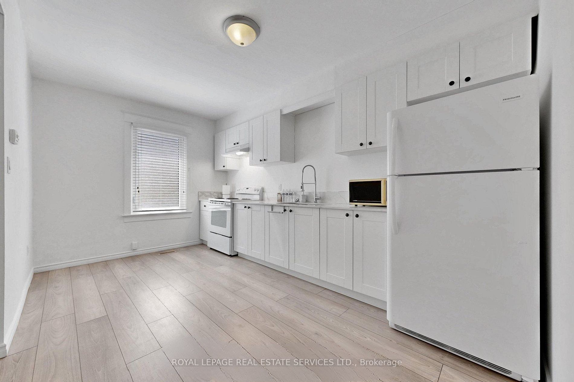 119 Essex Street Main, Toronto, ON M6G 1T4 photo 4