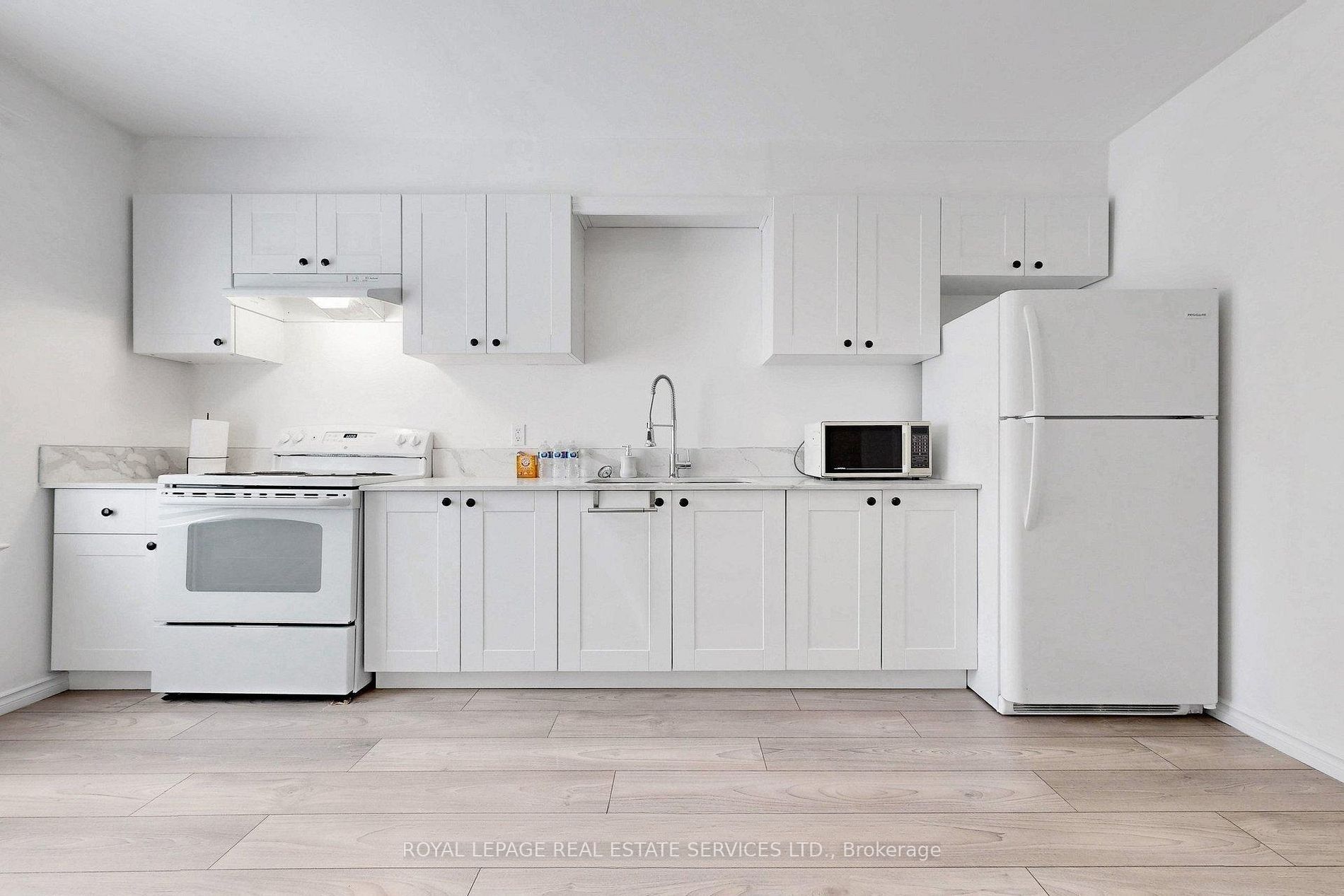 119 Essex Street Main, Toronto, ON M6G 1T4 photo 5