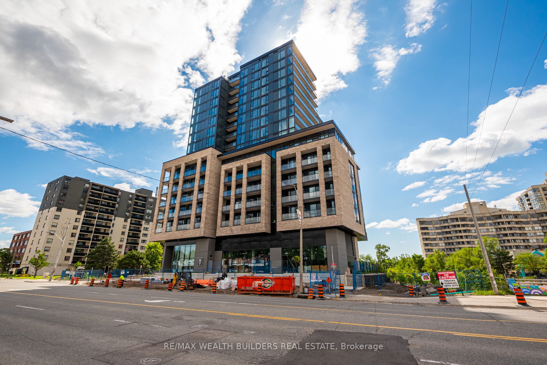 86 Dundas Street E 702, Mississauga, ON L5A 1W4 photo 3