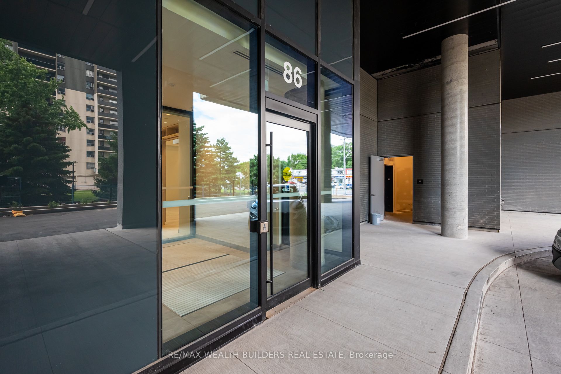 86 Dundas Street E 702, Mississauga, ON L5A 1W4 photo 4