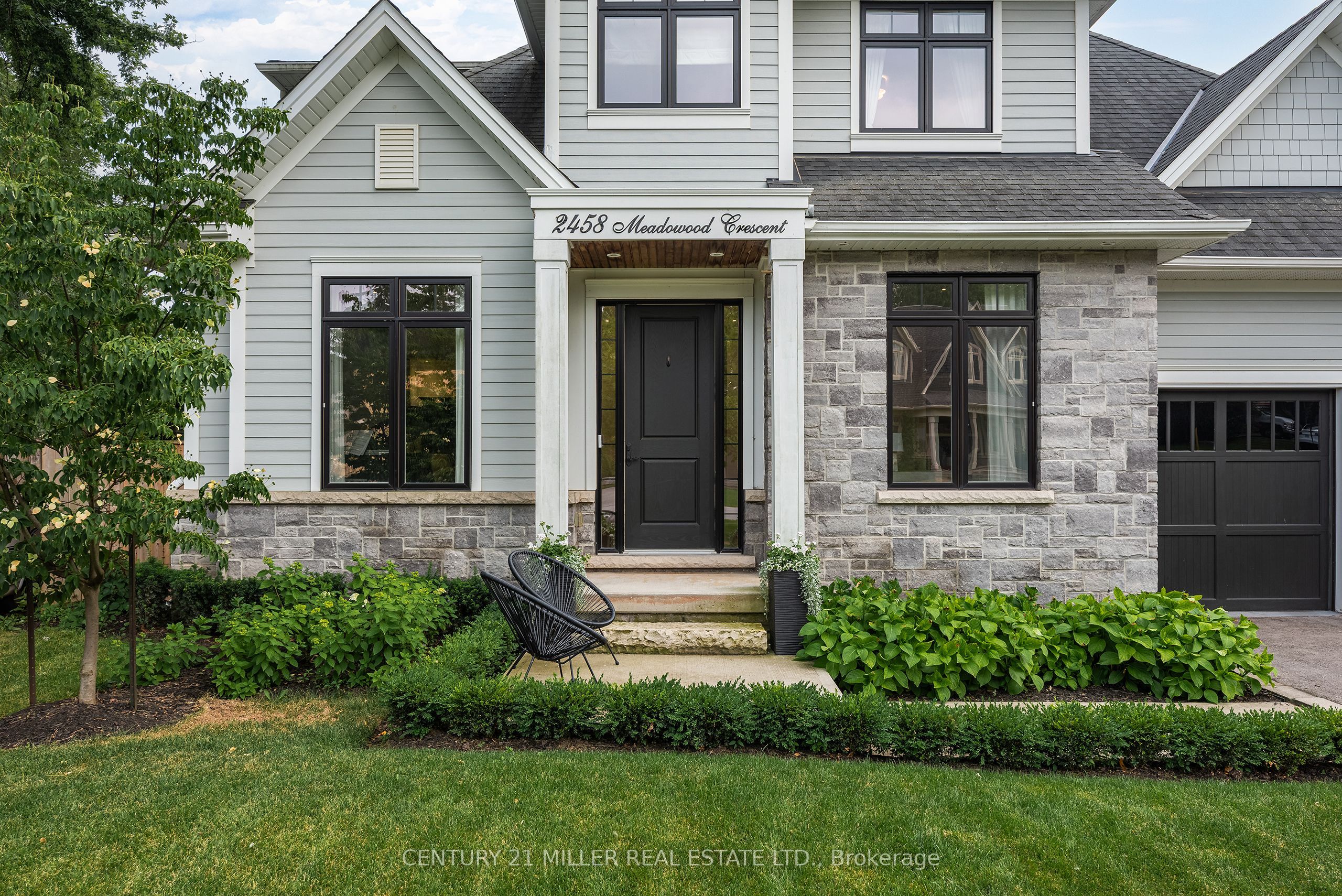 2458 Meadowood Crescent, Oakville, ON L6L 1V6 photo 3