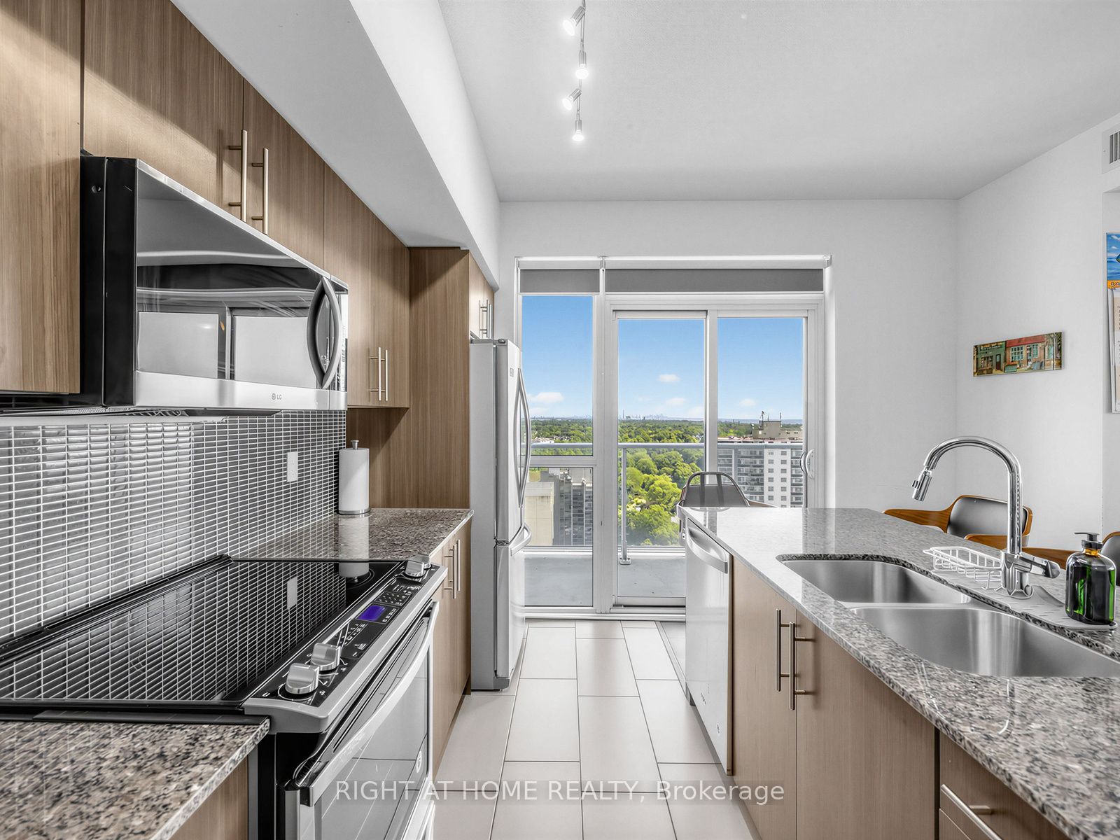 55 Speers Road LPH04 (1804), Oakville, ON L6K 0H9 photo 3