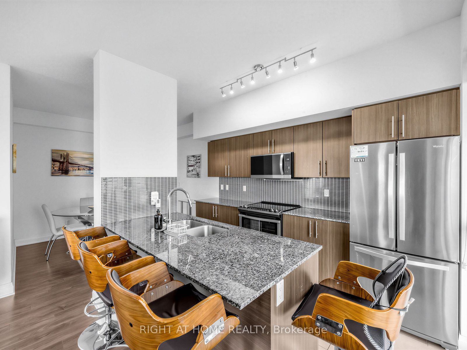 55 Speers Road LPH04 (1804), Oakville, ON L6K 0H9 photo 4