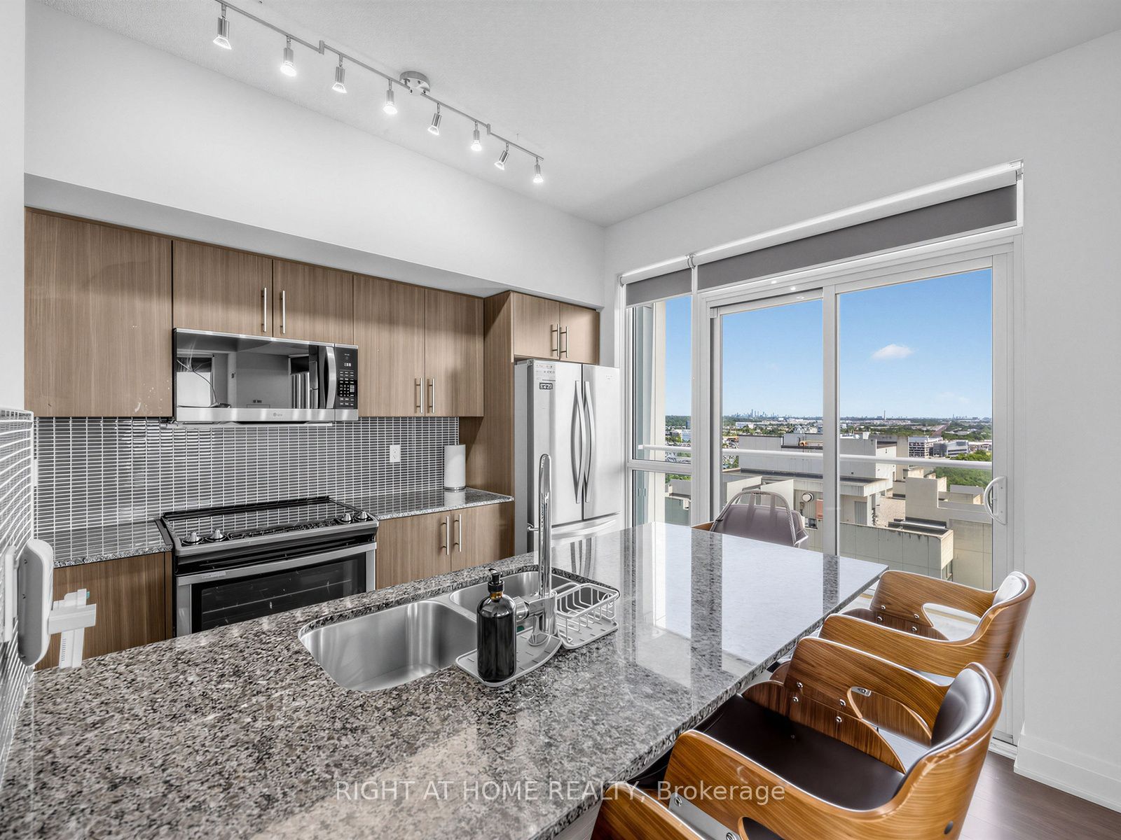 55 Speers Road LPH04 (1804), Oakville, ON L6K 0H9 photo 5