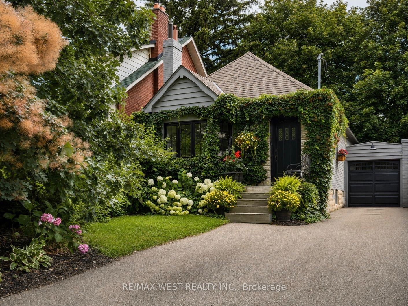 12 Brentwood Road S, Toronto, ON M8Z 3N2