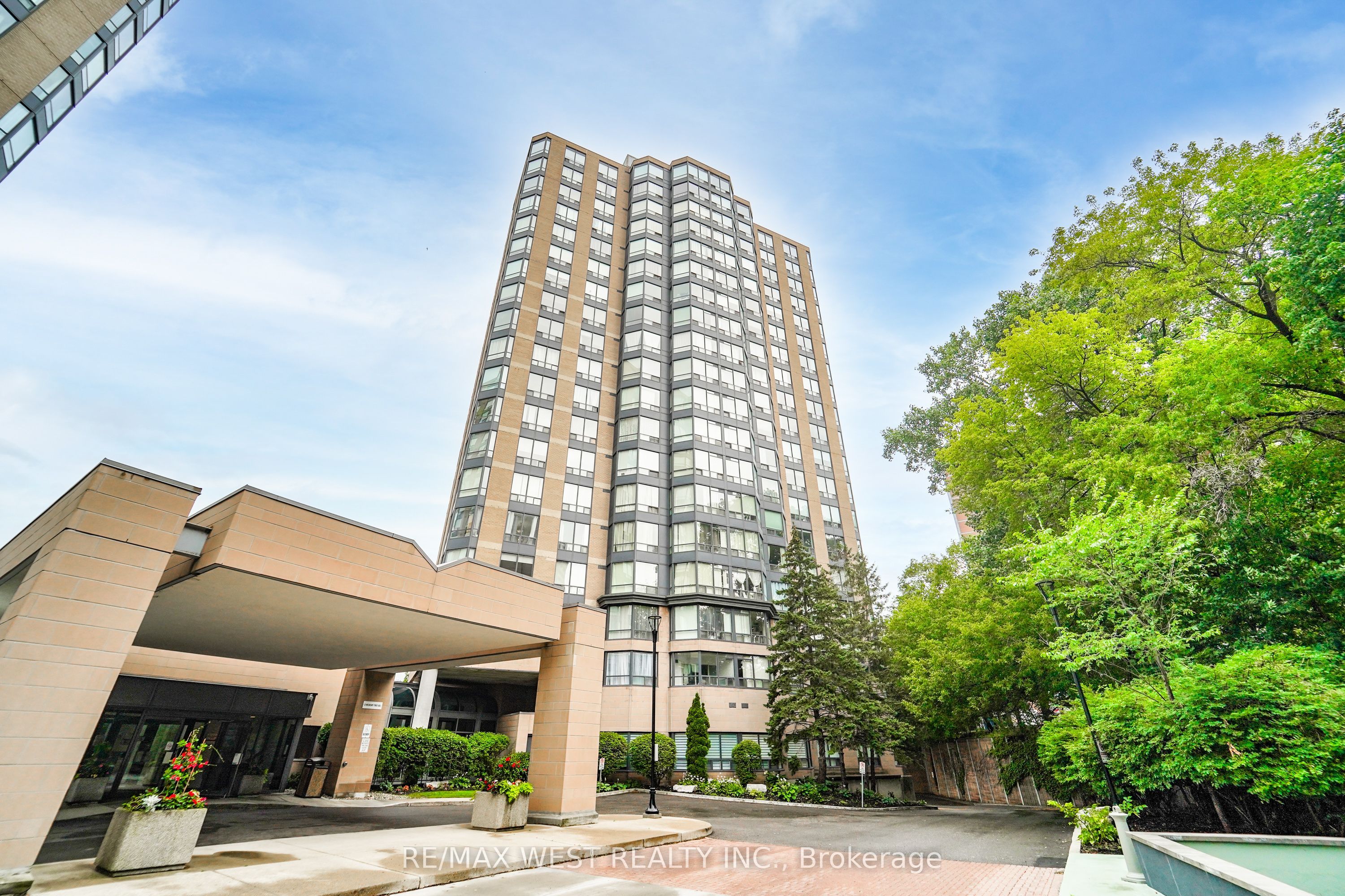 3 Hickory Tree Road 907, Toronto, ON M9N 3W5