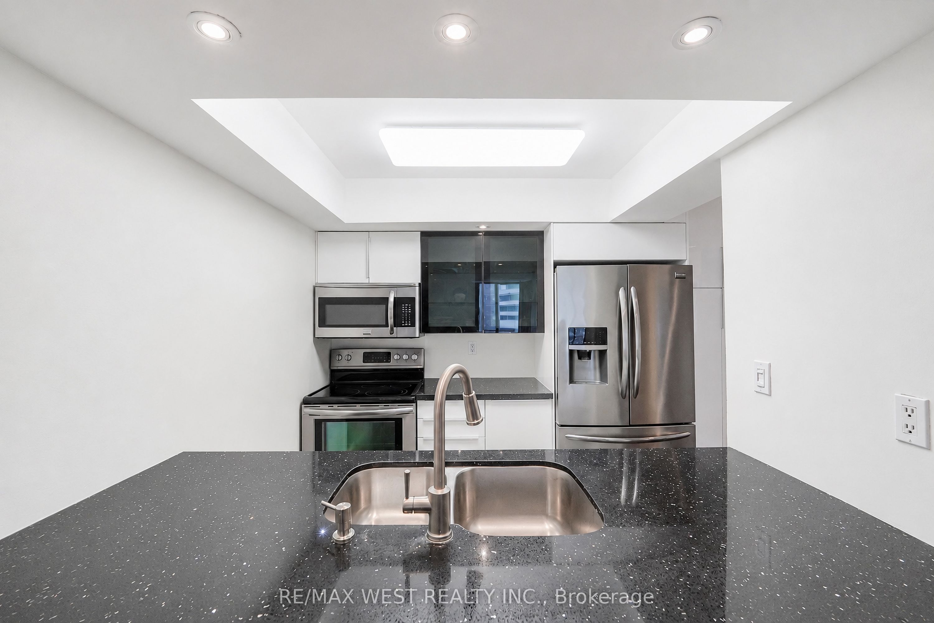 3 Hickory Tree Road 907, Toronto, ON M9N 3W5 photo 4