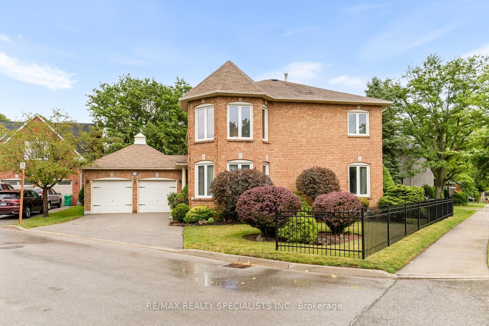 3251 Trelawny Circle, Mississauga, ON L5N 5G7 photo 2