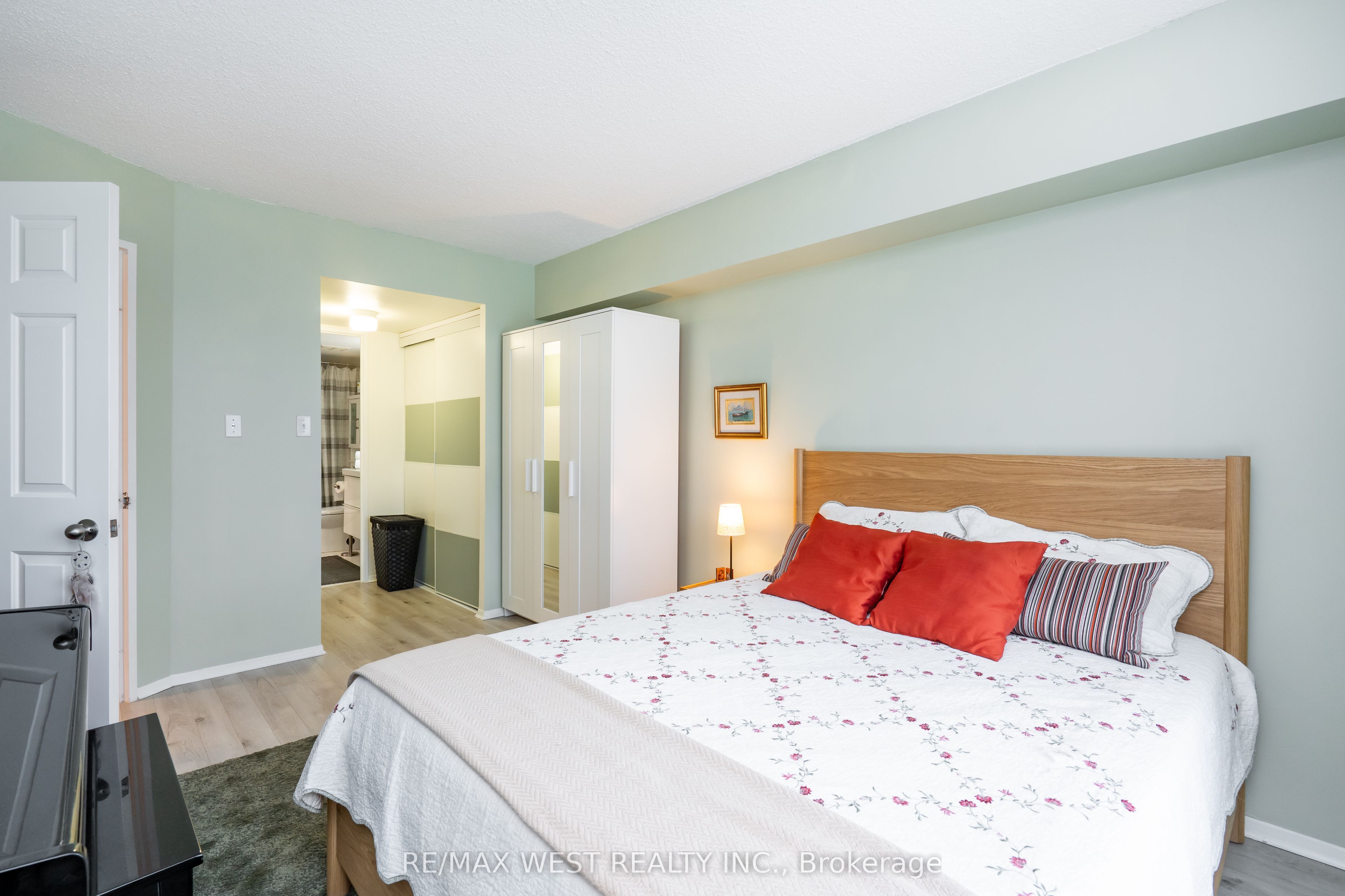 24 Southport Street 749, Toronto, ON M6S 4Z1 photo 4