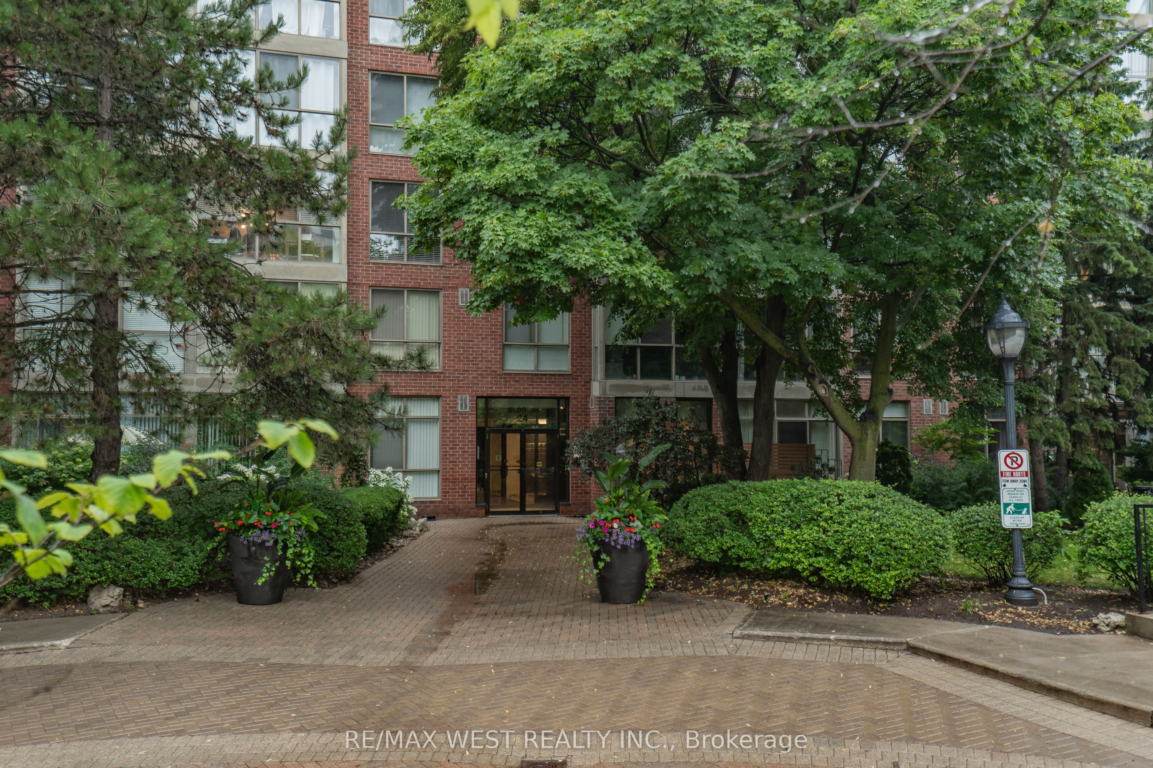 24 Southport Street 749, Toronto, ON M6S 4Z1 photo 5