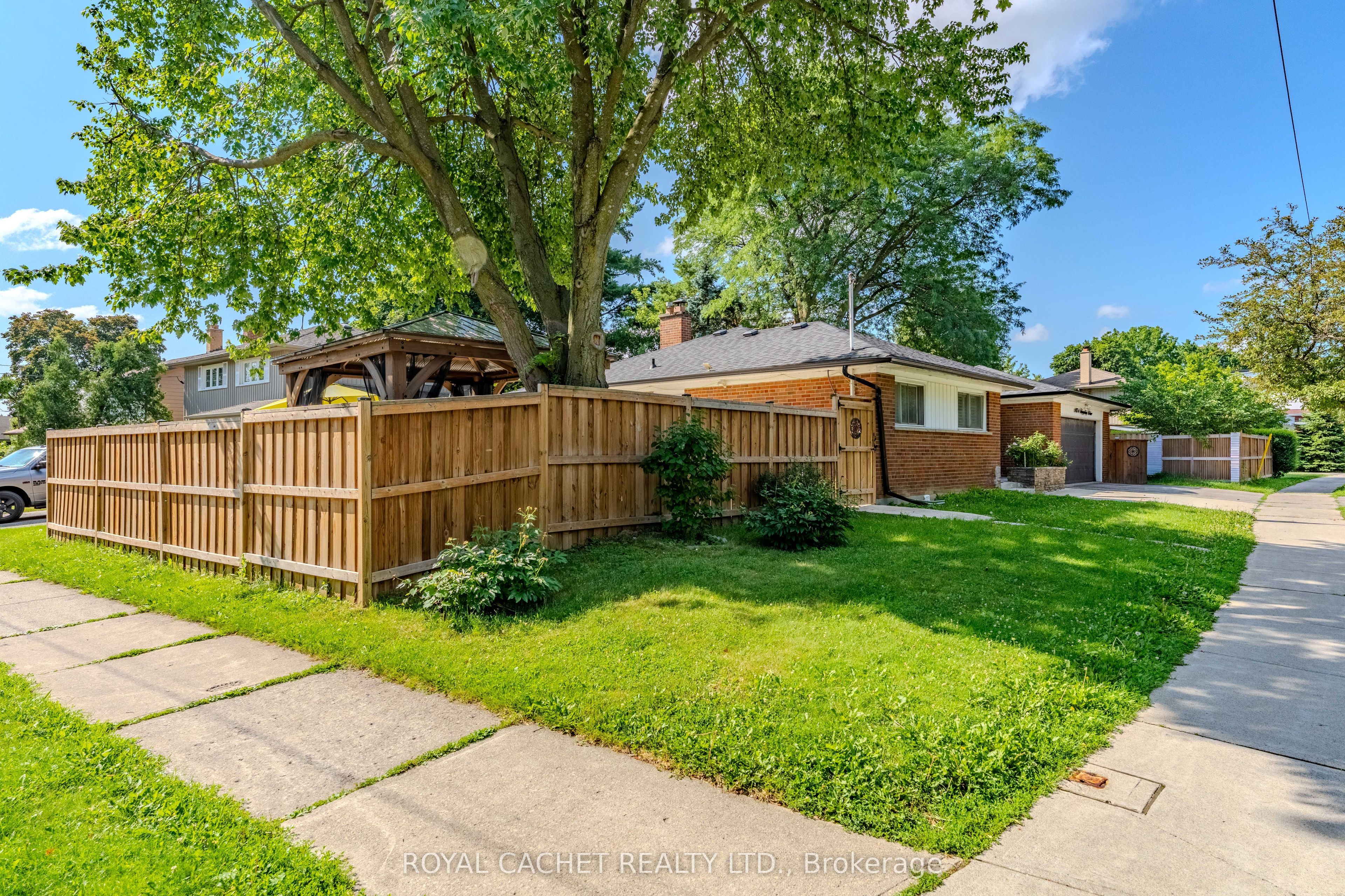 1074 Flagship Drive, Mississauga, ON L4Y 2J7 photo 2