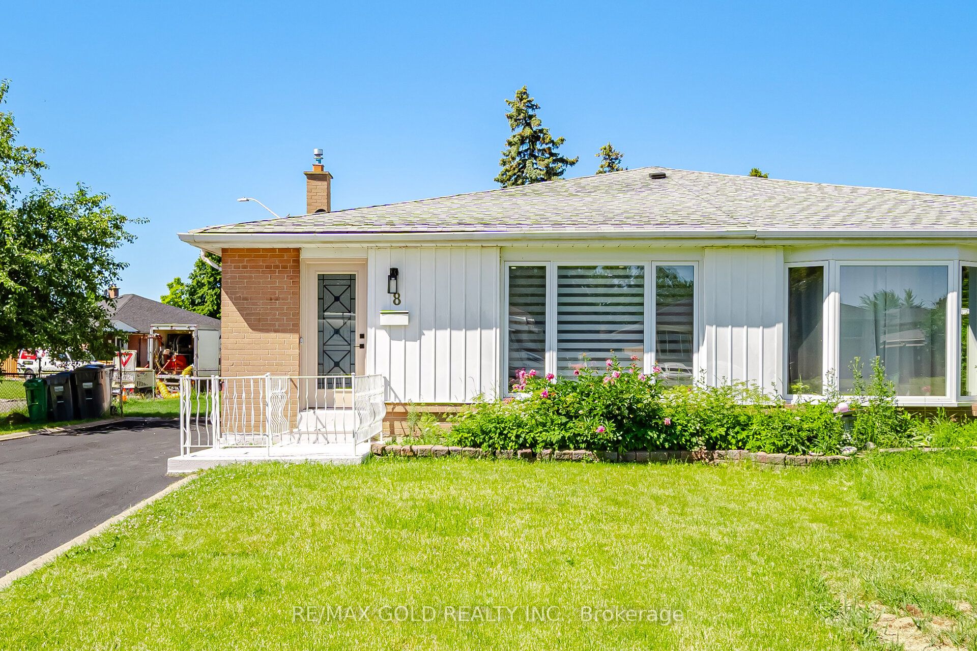 8 Athlone Avenue, Brampton, ON L6T 2N7 photo 2