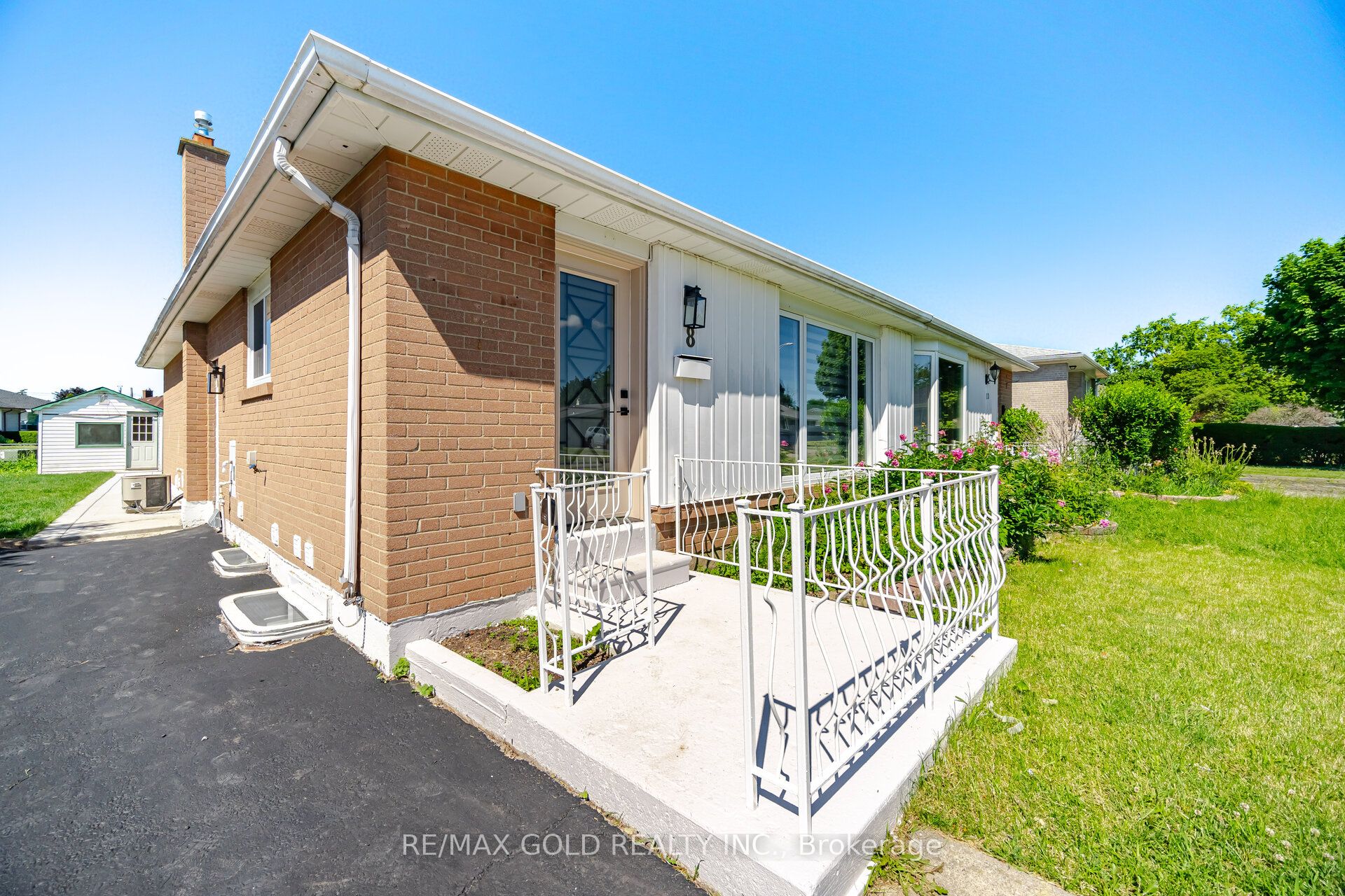 8 Athlone Avenue, Brampton, ON L6T 2N7 photo 3