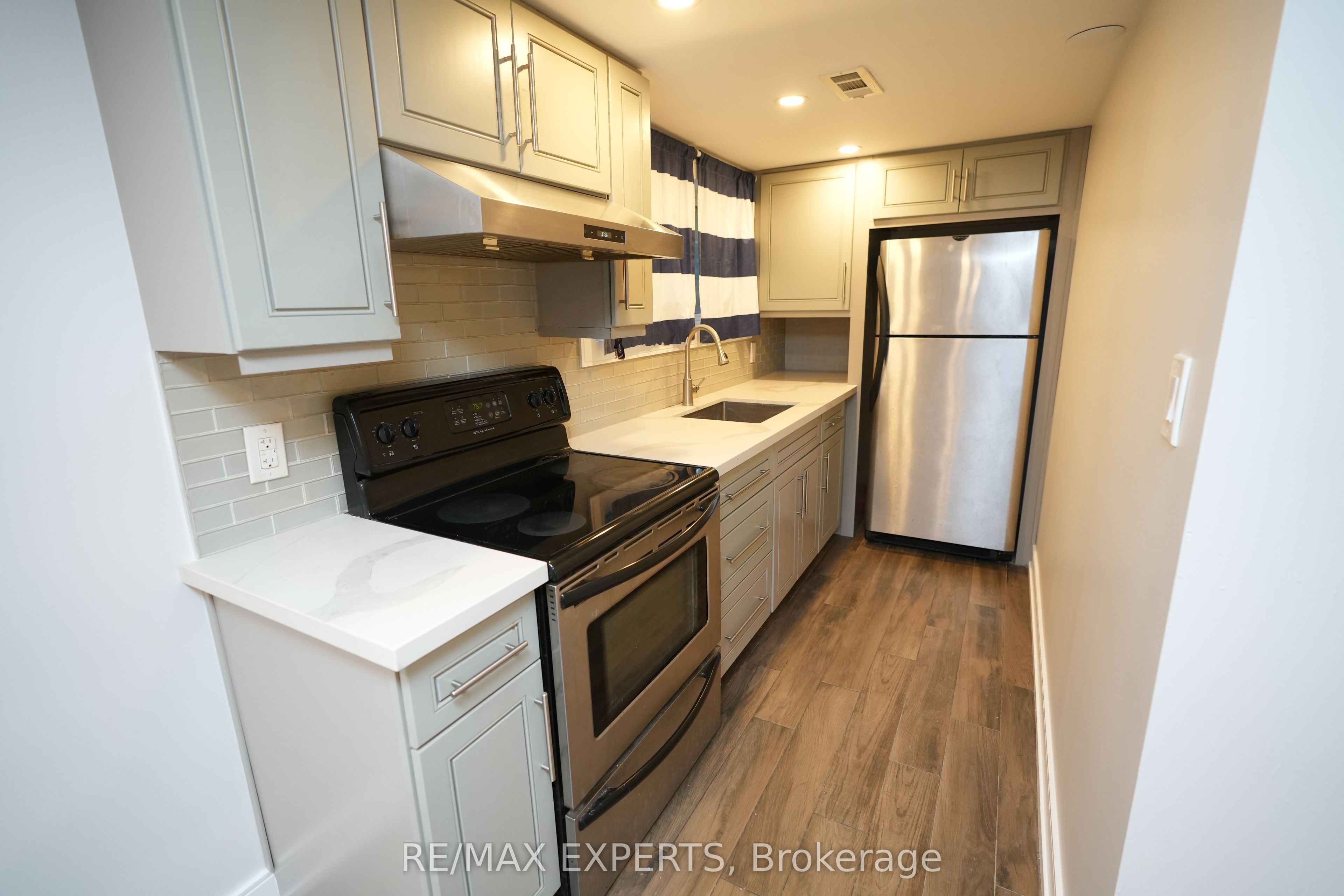 333 Rimilton Avenue 3, Toronto, ON M8W 2E5 photo 2