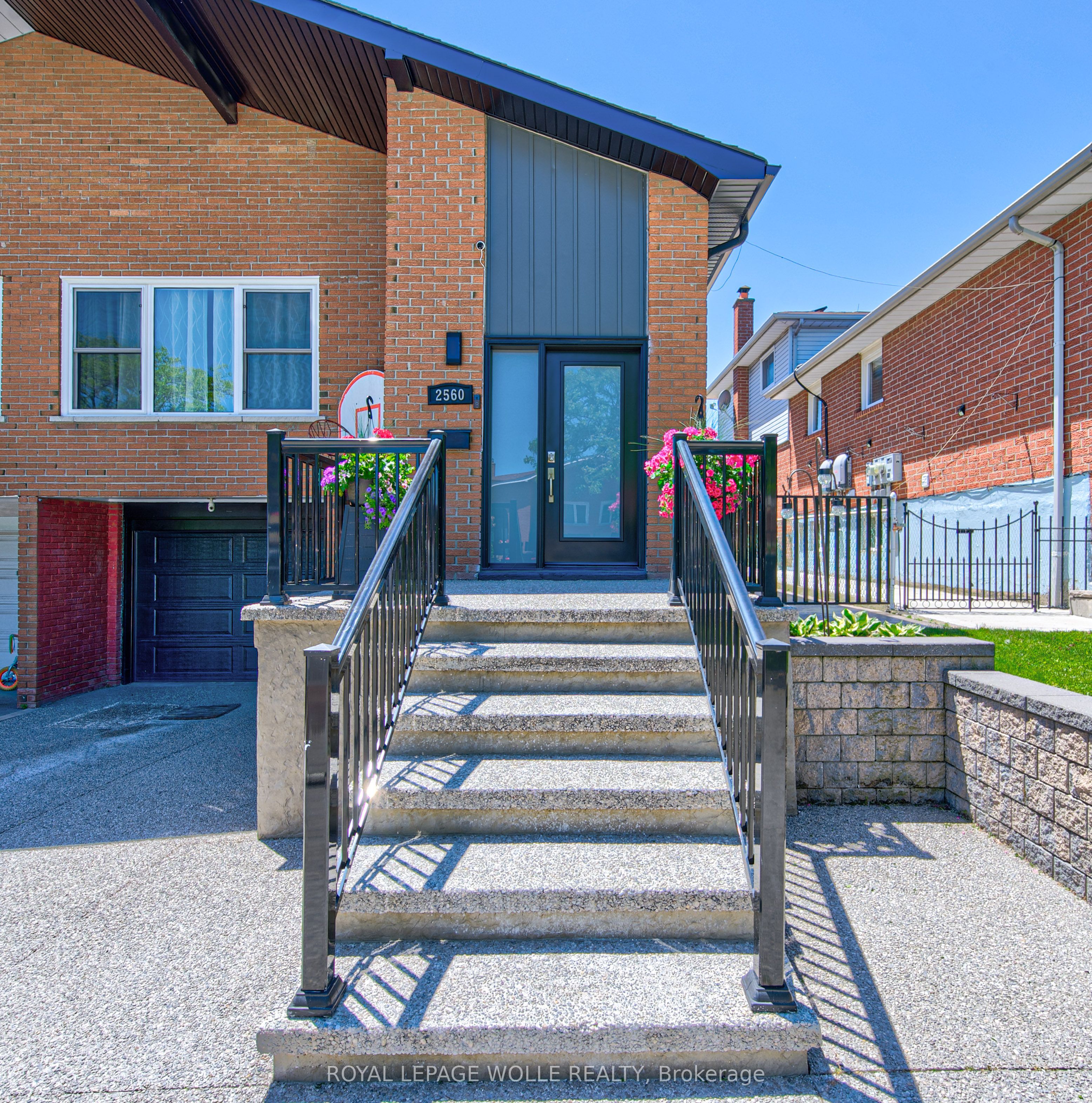 2560 Palisander Avenue, Mississauga, ON L5B 2L2 photo 3