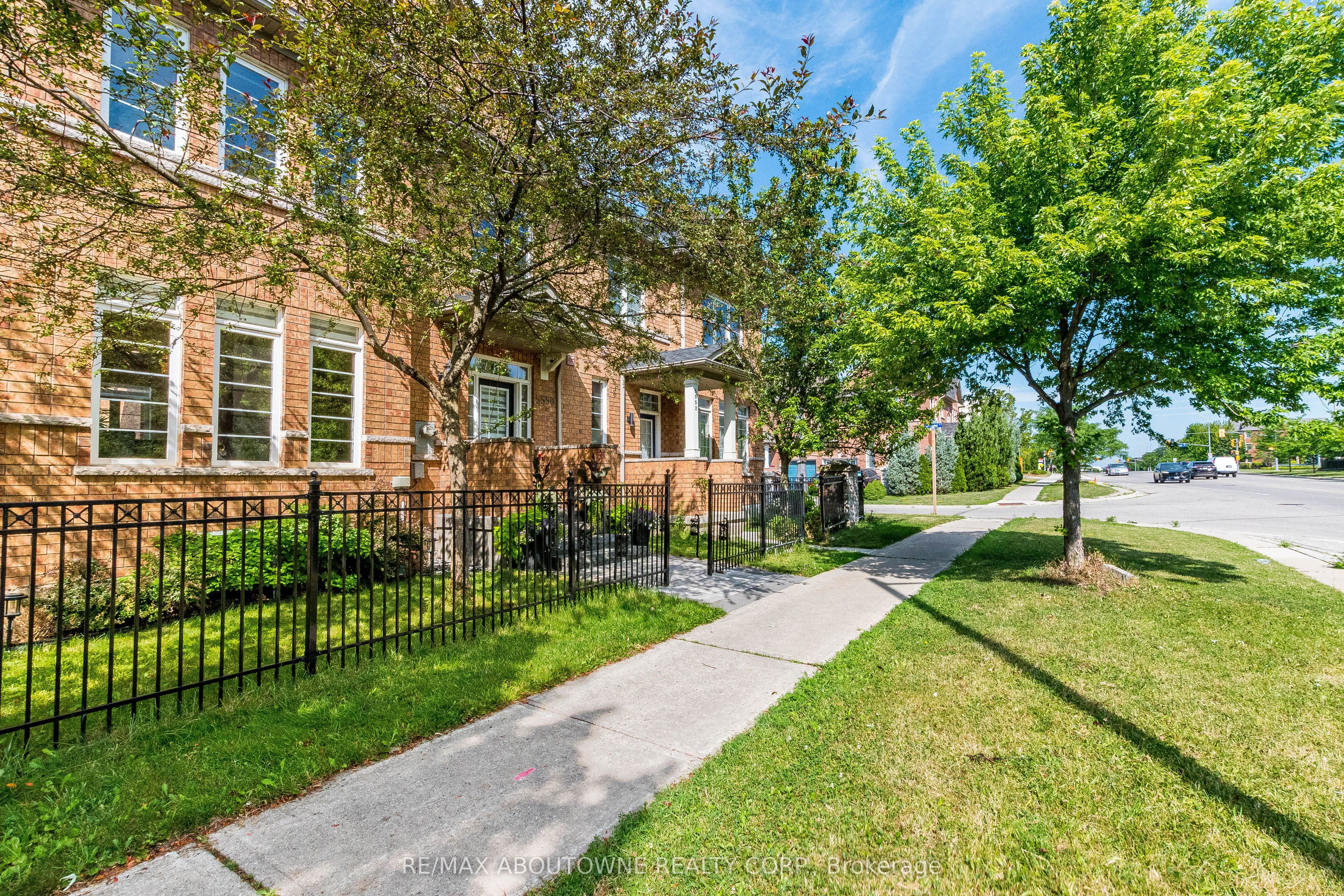 5550 Tenth Line W, Mississauga, ON L5M 0G2 photo 4