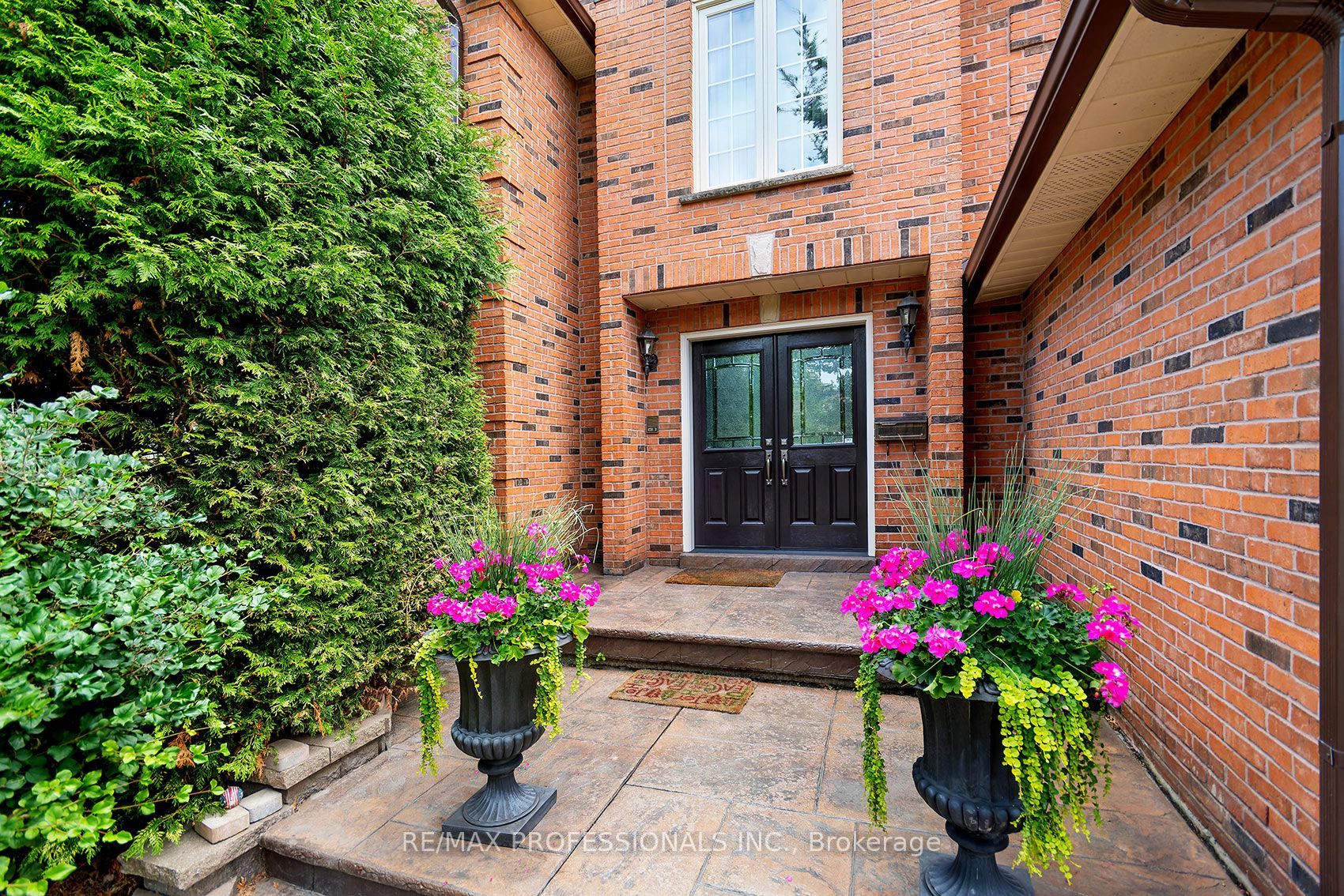 1820 Shady Creek Court, Mississauga, ON L5L 3W2 photo 2