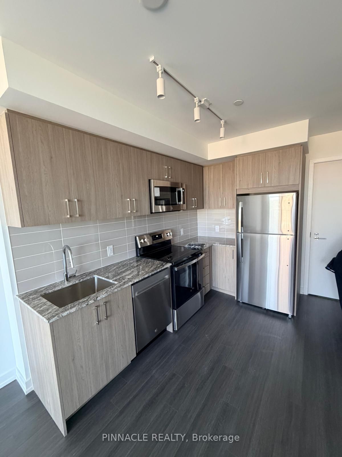 4010 Eglinton Ave W Avenue 801, Toronto, ON M9A 0G5 photo 2