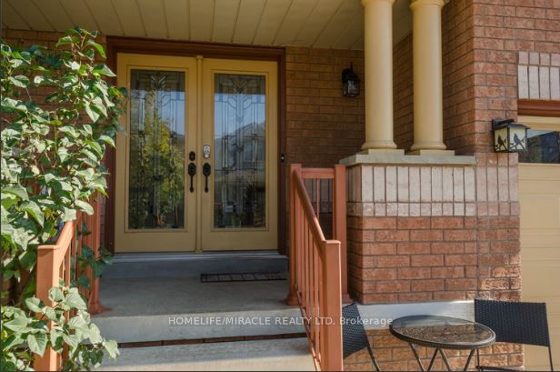 30 Masters Green Crescent, Brampton, ON L7A 3K6 photo 2