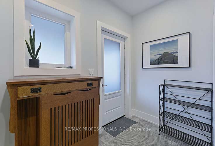 23 Radford Avenue 3rd Fl, Toronto, ON M6R 1Z5 photo 2