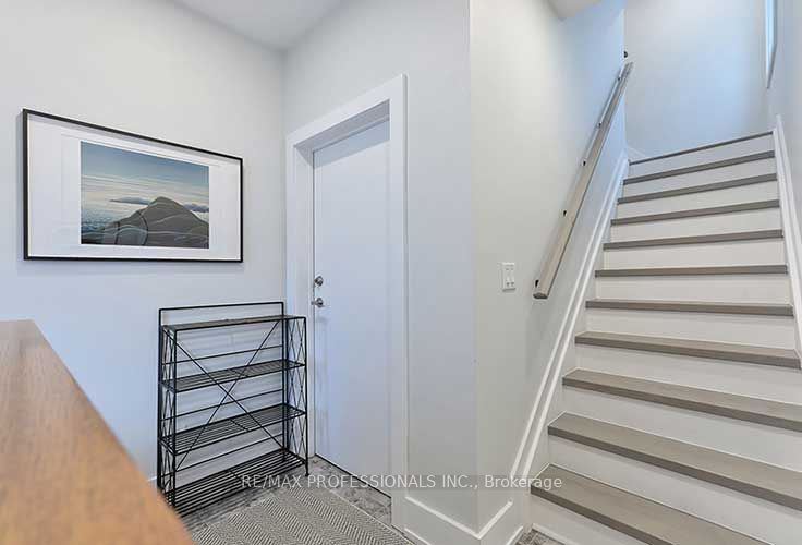 23 Radford Avenue 3rd Fl, Toronto, ON M6R 1Z5 photo 3