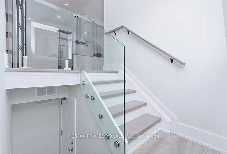 23 Radford Avenue 3rd Fl, Toronto, ON M6R 1Z5 photo 4
