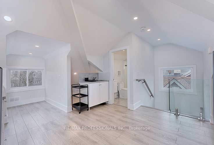 23 Radford Avenue 3rd Fl, Toronto, ON M6R 1Z5 photo 5