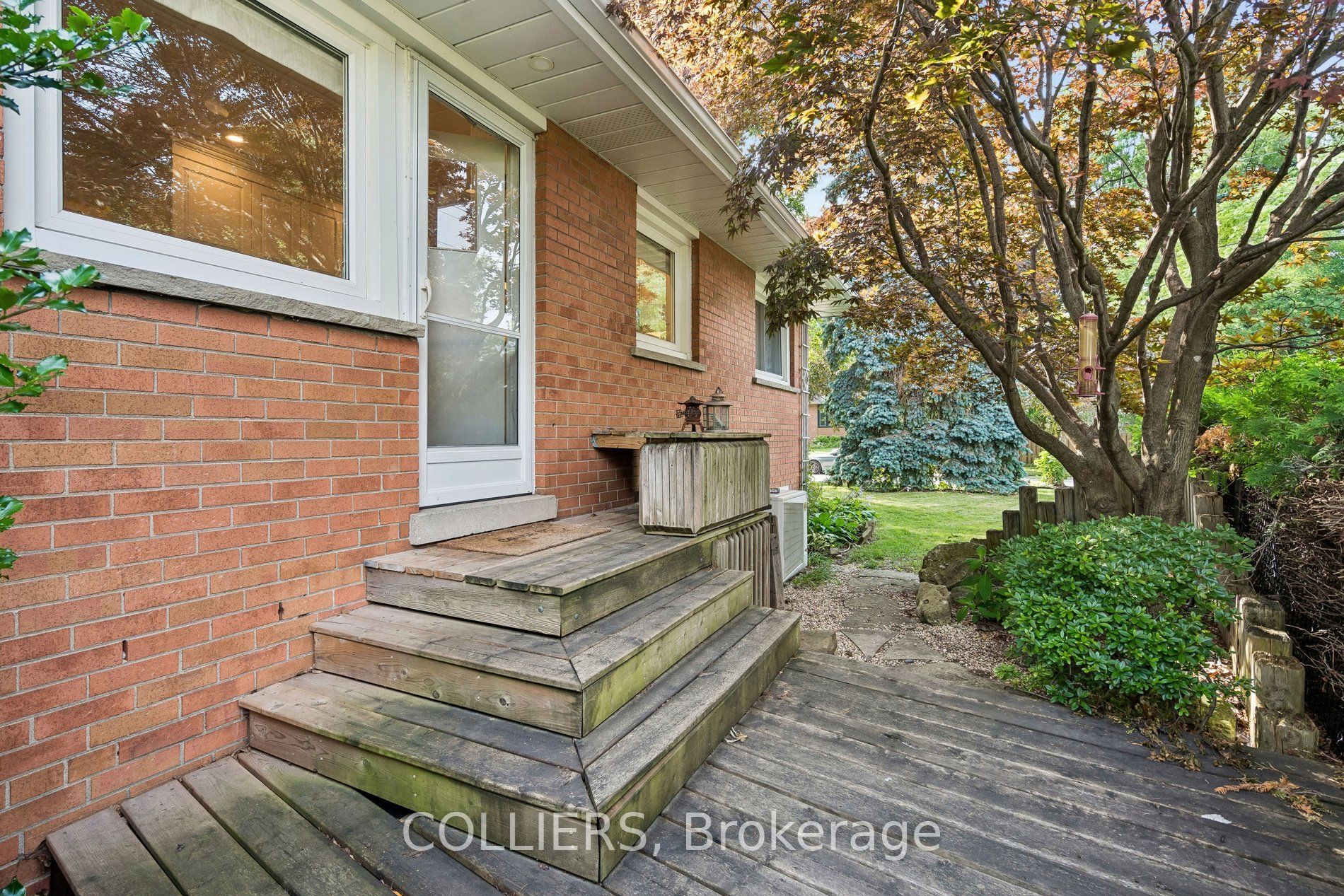 1602 Carletta Drive, Mississauga, ON L4X 1E5 photo 2