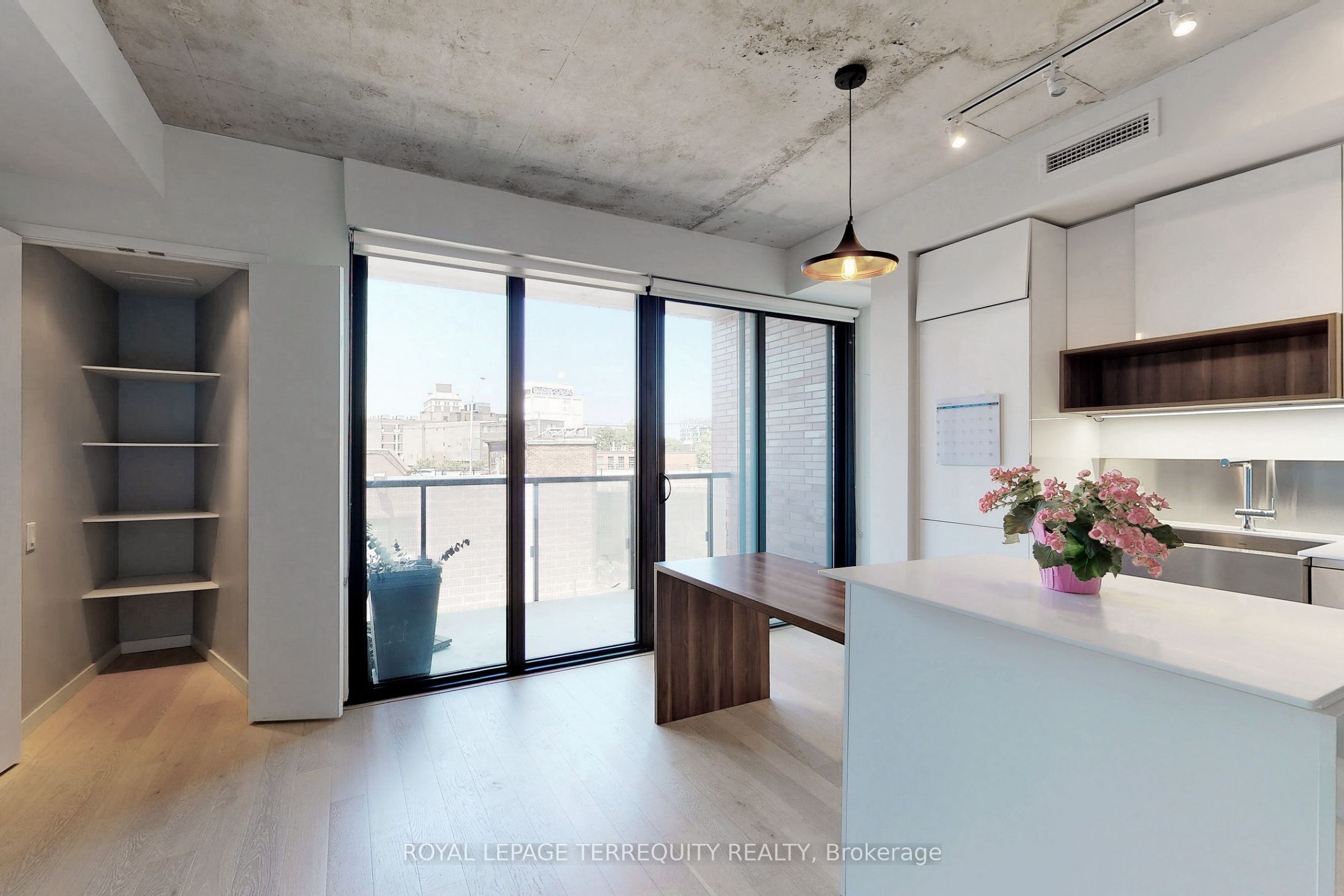 383 Sorauren Avenue 413, Toronto, ON M6R 0A4