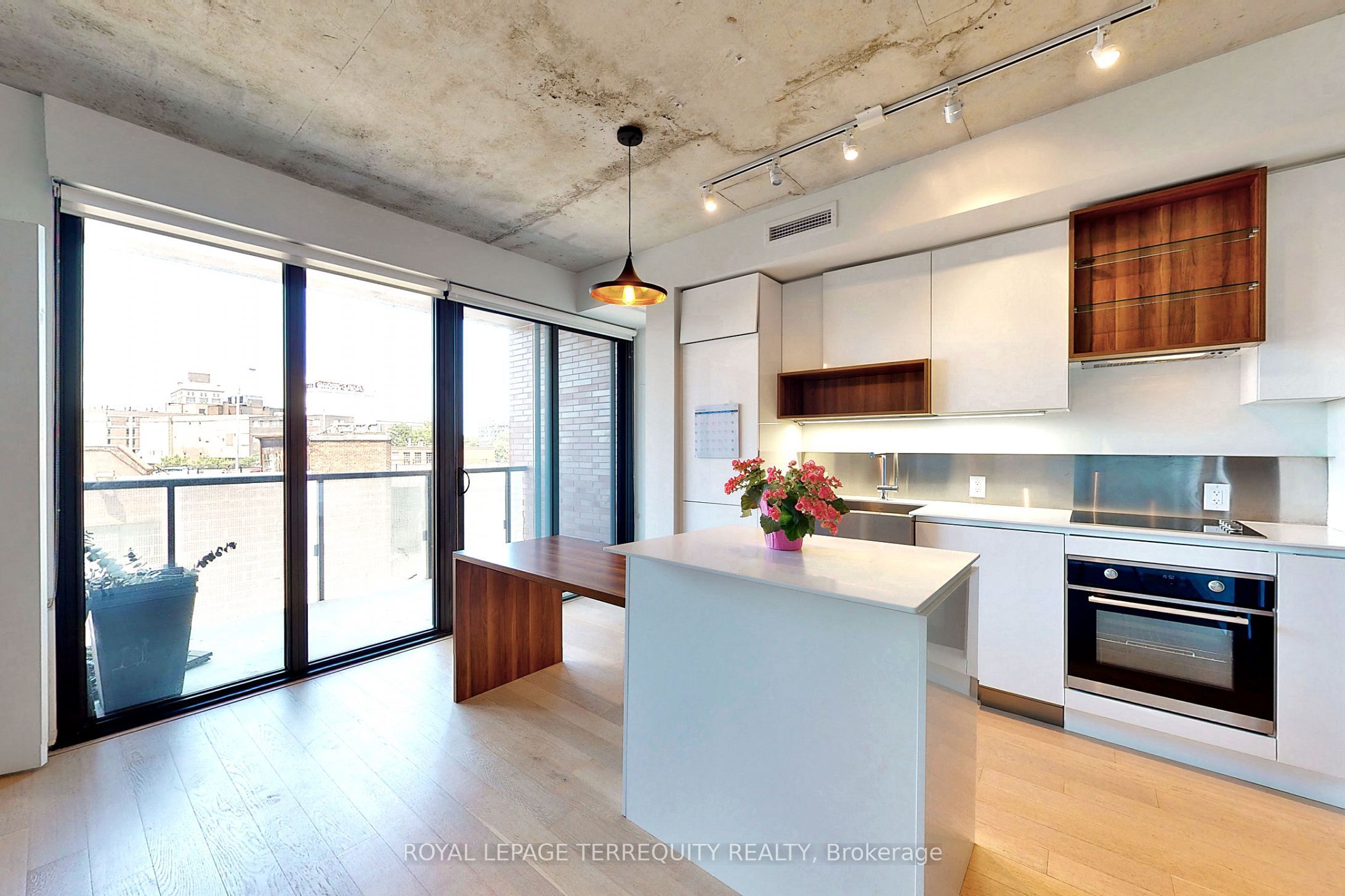 383 Sorauren Avenue 413, Toronto, ON M6R 0A4 photo 2