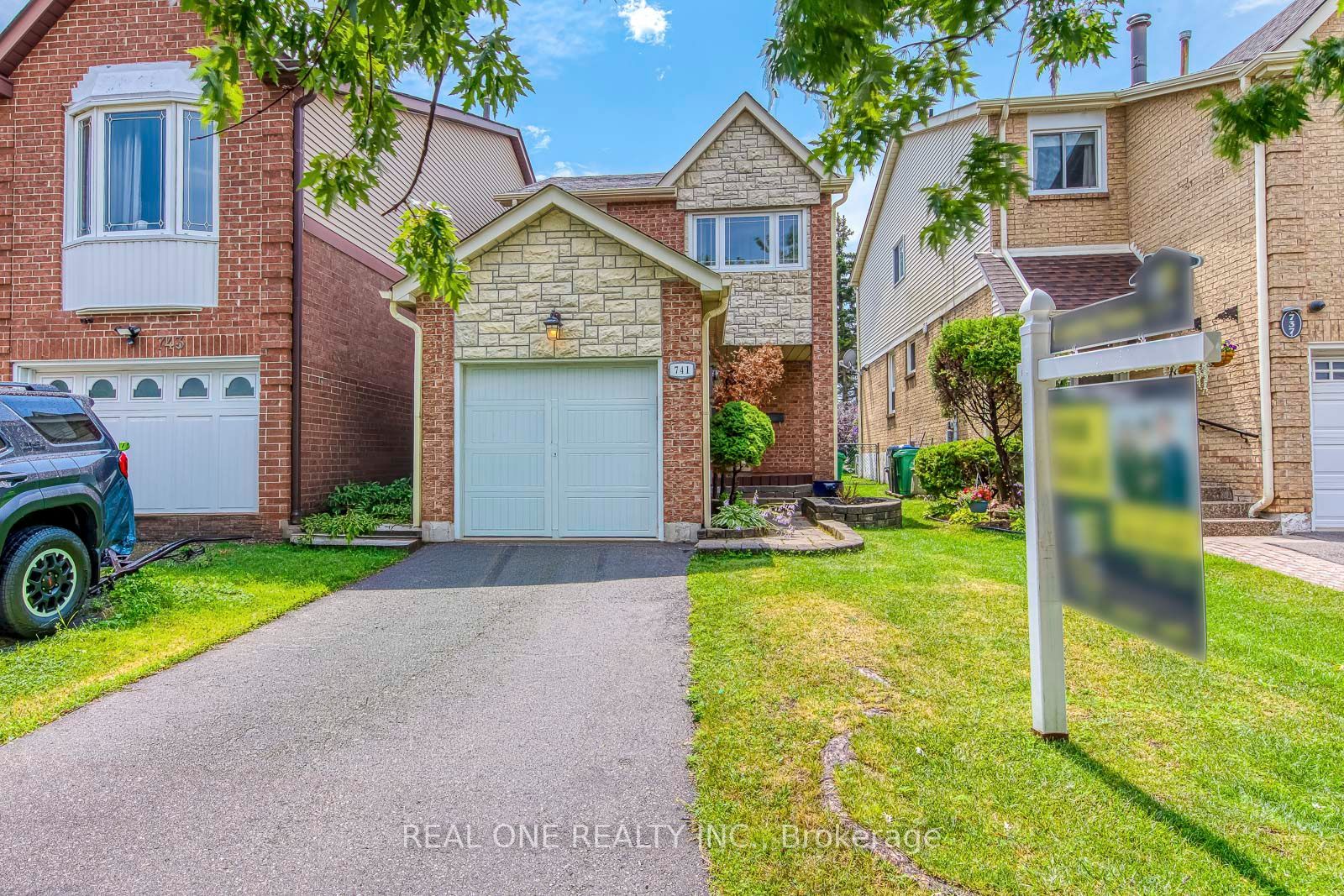 741 Queensbridge Drive, Mississauga, ON L5C 3T3 photo 2