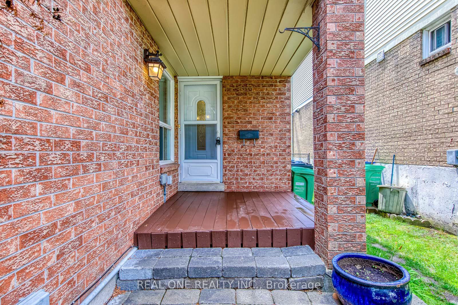 741 Queensbridge Drive, Mississauga, ON L5C 3T3 photo 3