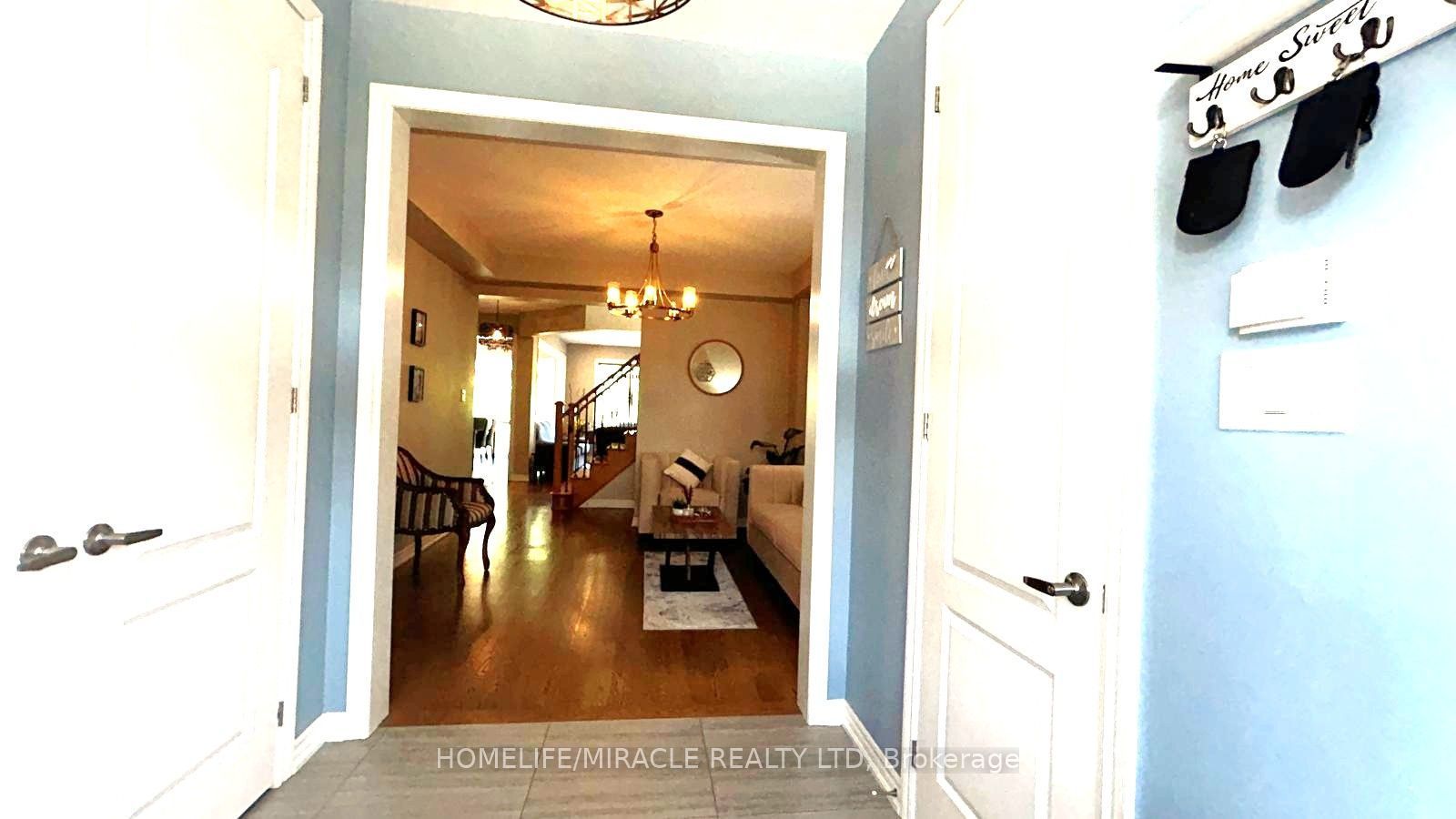 185 Thornbush Boulevard, Brampton, ON L7A 4R5 photo 2