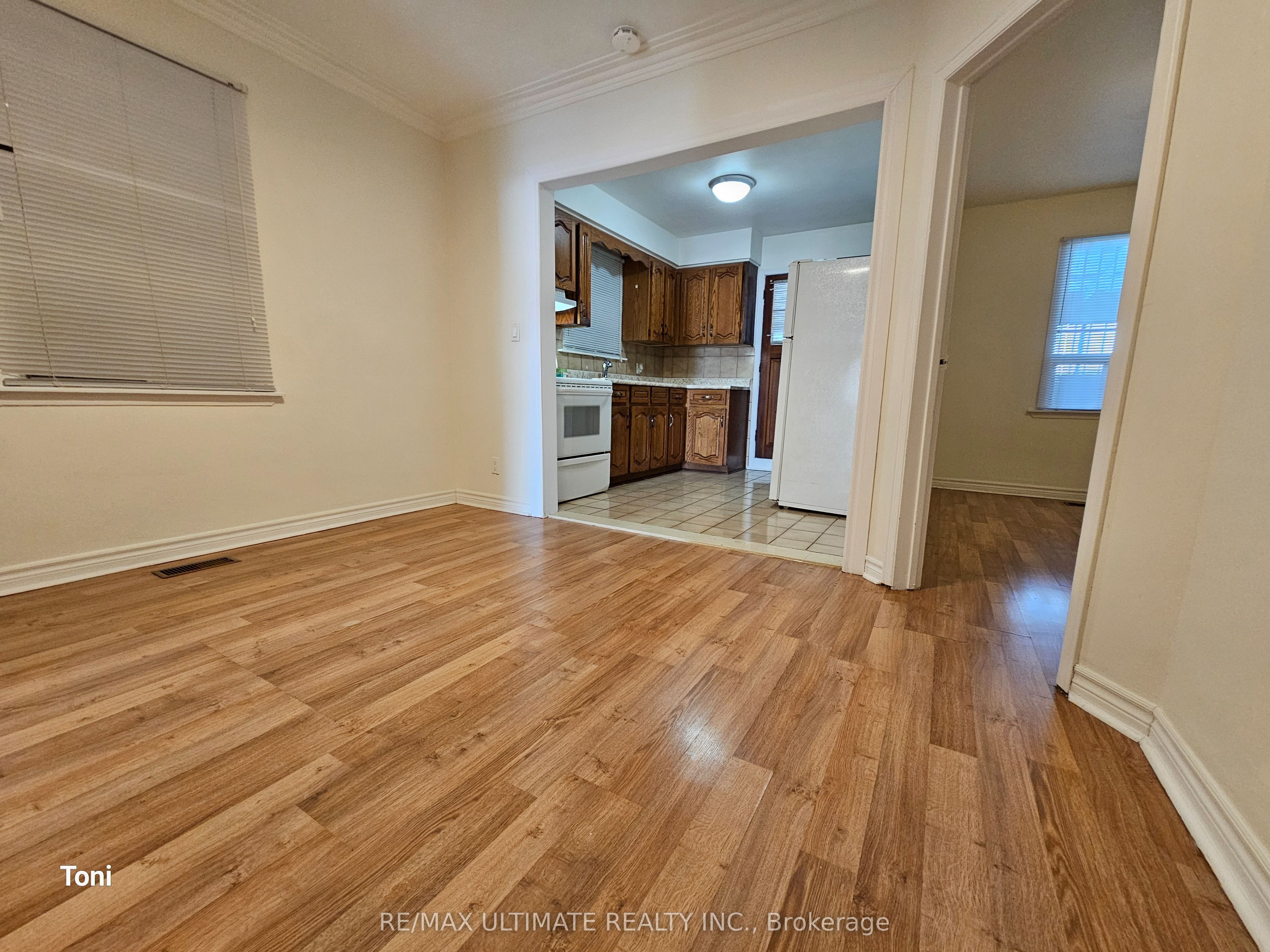 568 Rogers Avenue 2nd floor, Toronto, ON M6M 1B6 photo 2