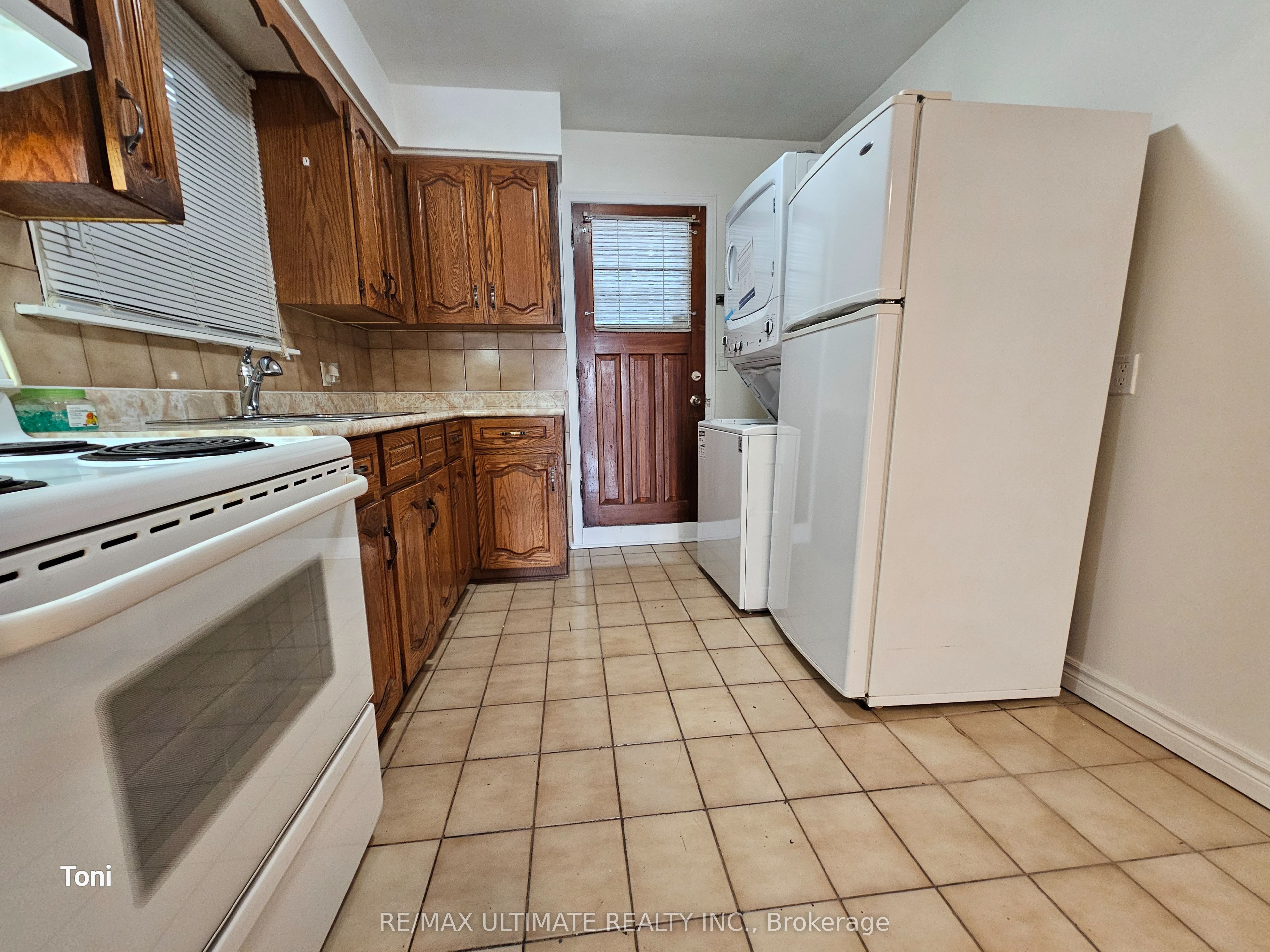 568 Rogers Avenue 2nd floor, Toronto, ON M6M 1B6 photo 4