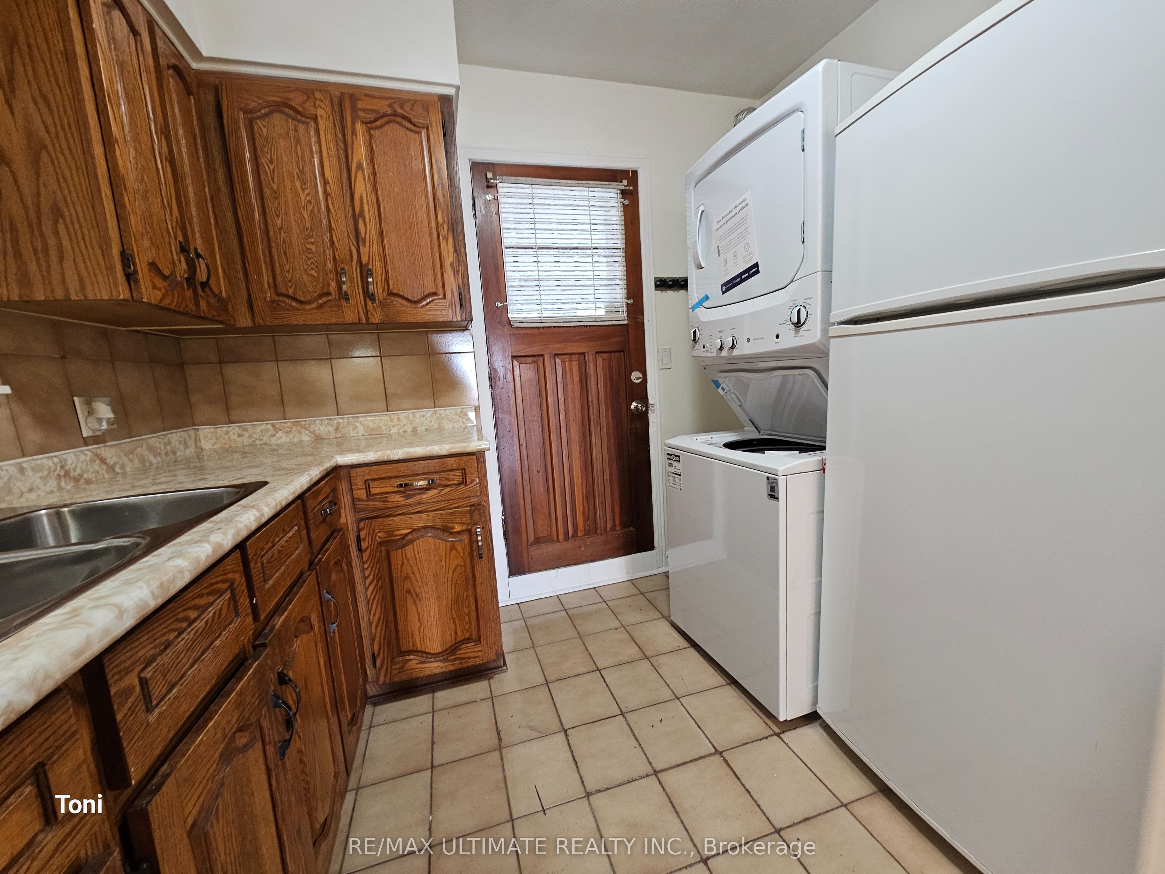 568 Rogers Avenue 2nd floor, Toronto, ON M6M 1B6 photo 5