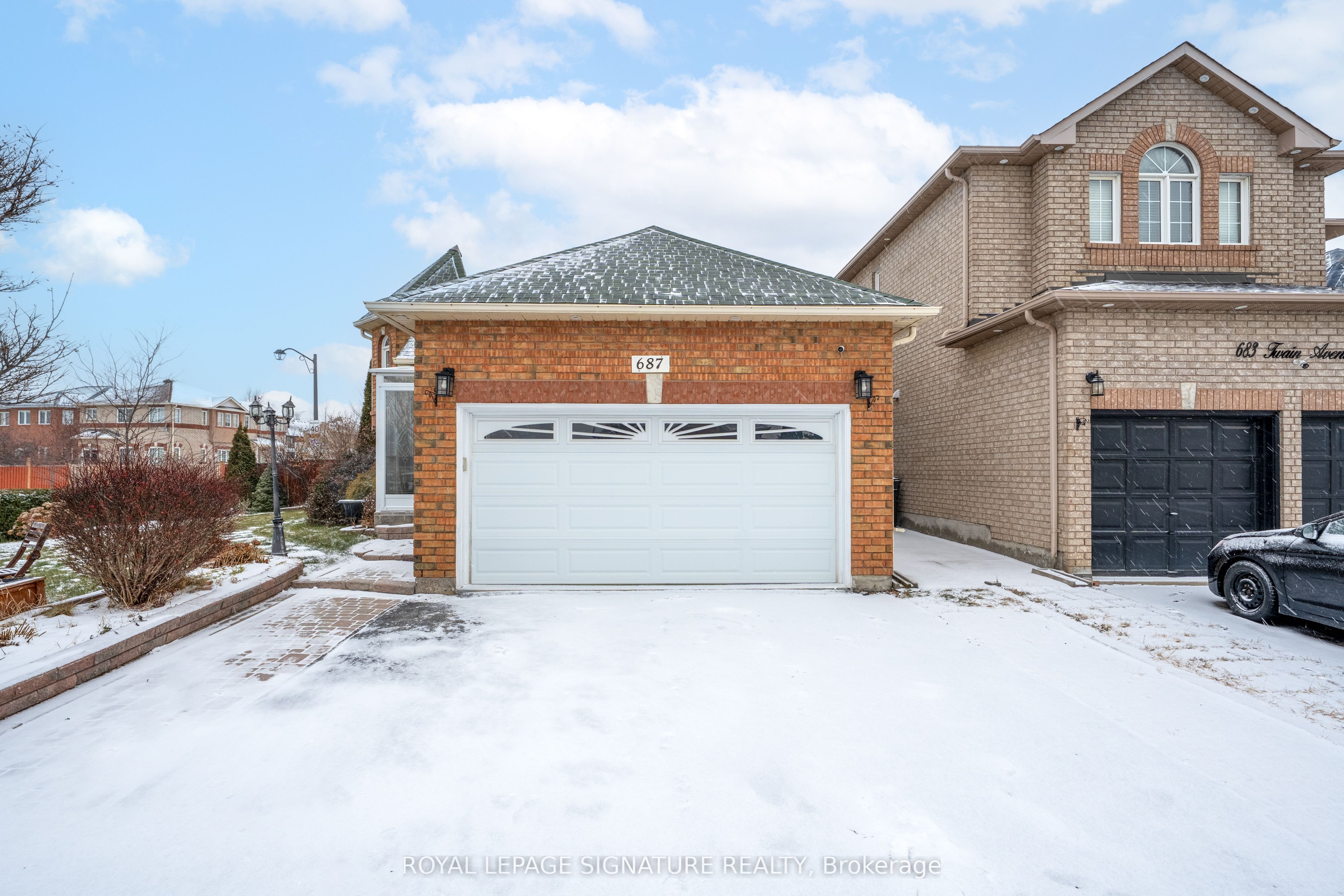 687 Twain Avenue, Mississauga, ON L5W 1K7 photo 2