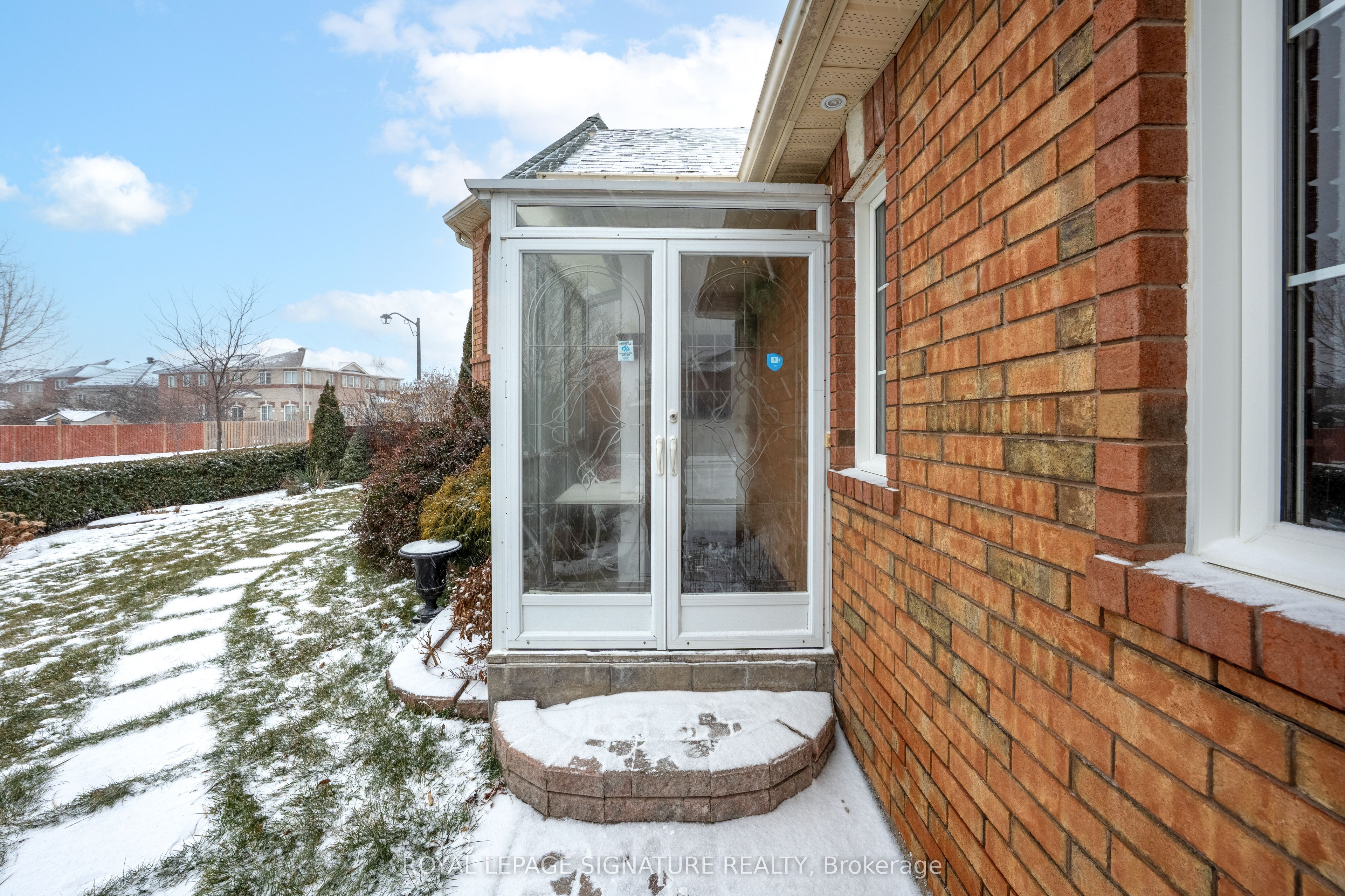 687 Twain Avenue, Mississauga, ON L5W 1K7 photo 3