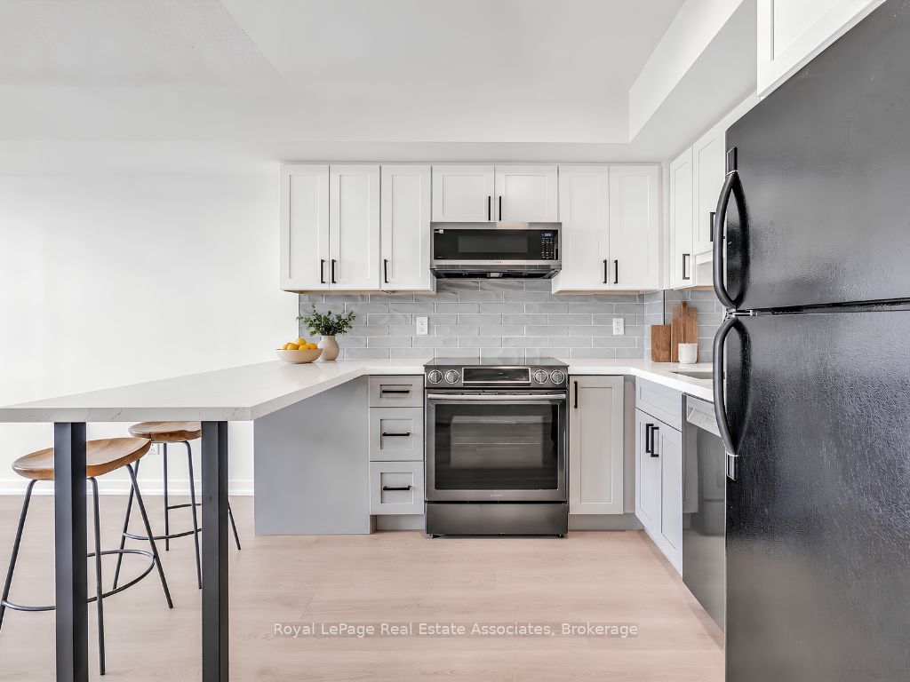 4 Elsinore Path 706, Toronto, ON M8V 4G7