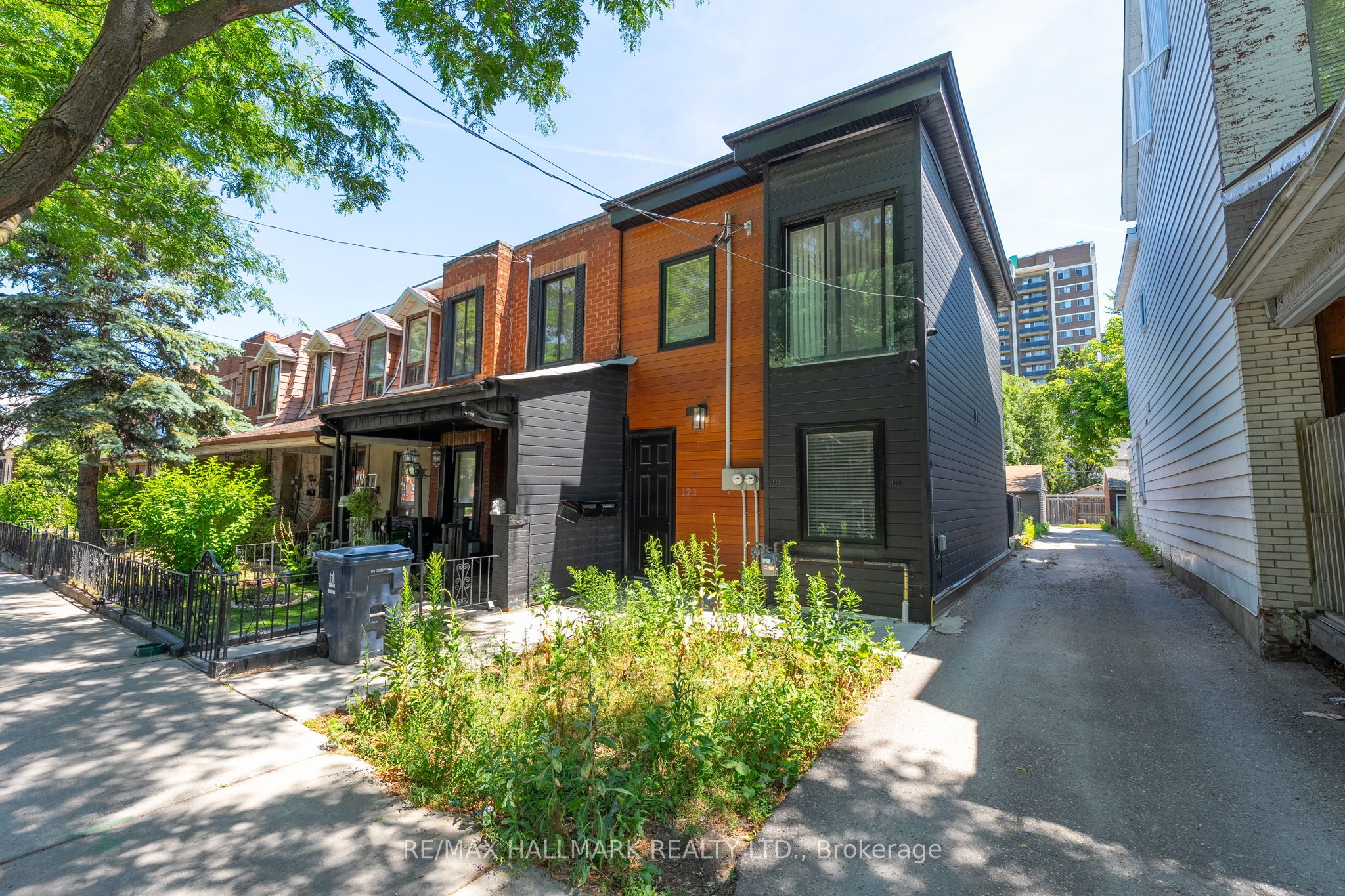 123 Lansdowne Avenue, Toronto, ON M6K 2W1
