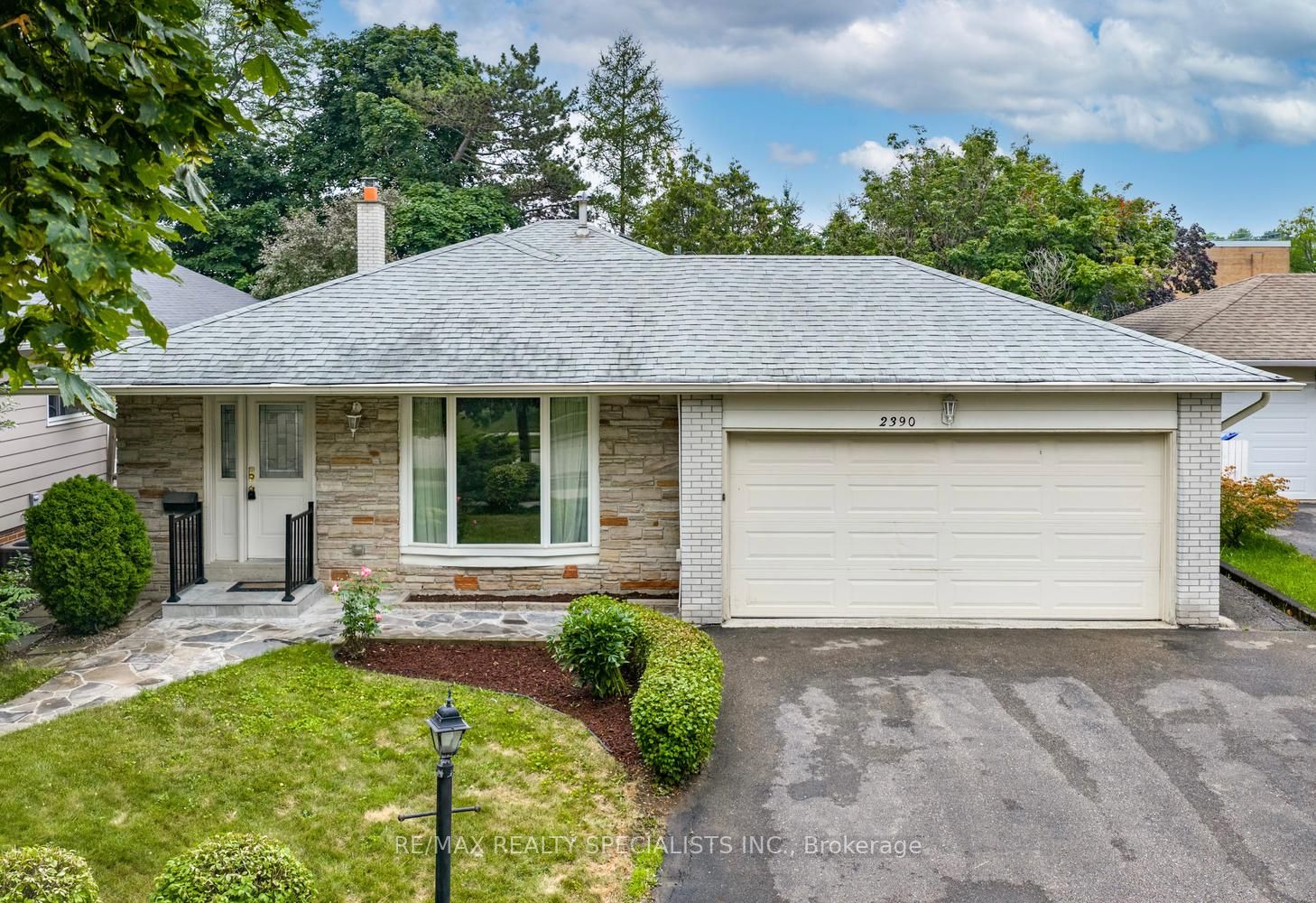 2390 Pyramid Crescent, Mississauga, ON L5K 1C9 photo 2