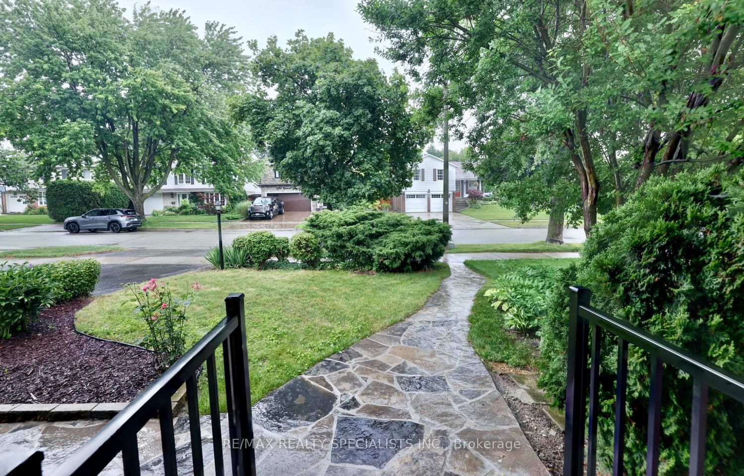 2390 Pyramid Crescent, Mississauga, ON L5K 1C9 photo 3