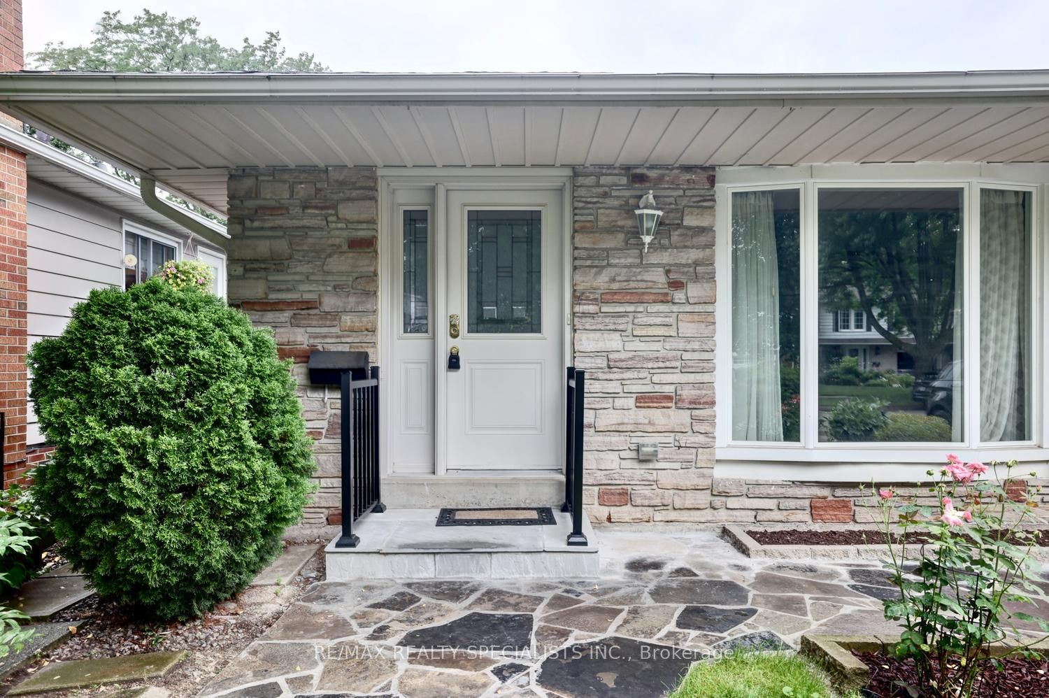 2390 Pyramid Crescent, Mississauga, ON L5K 1C9 photo 4