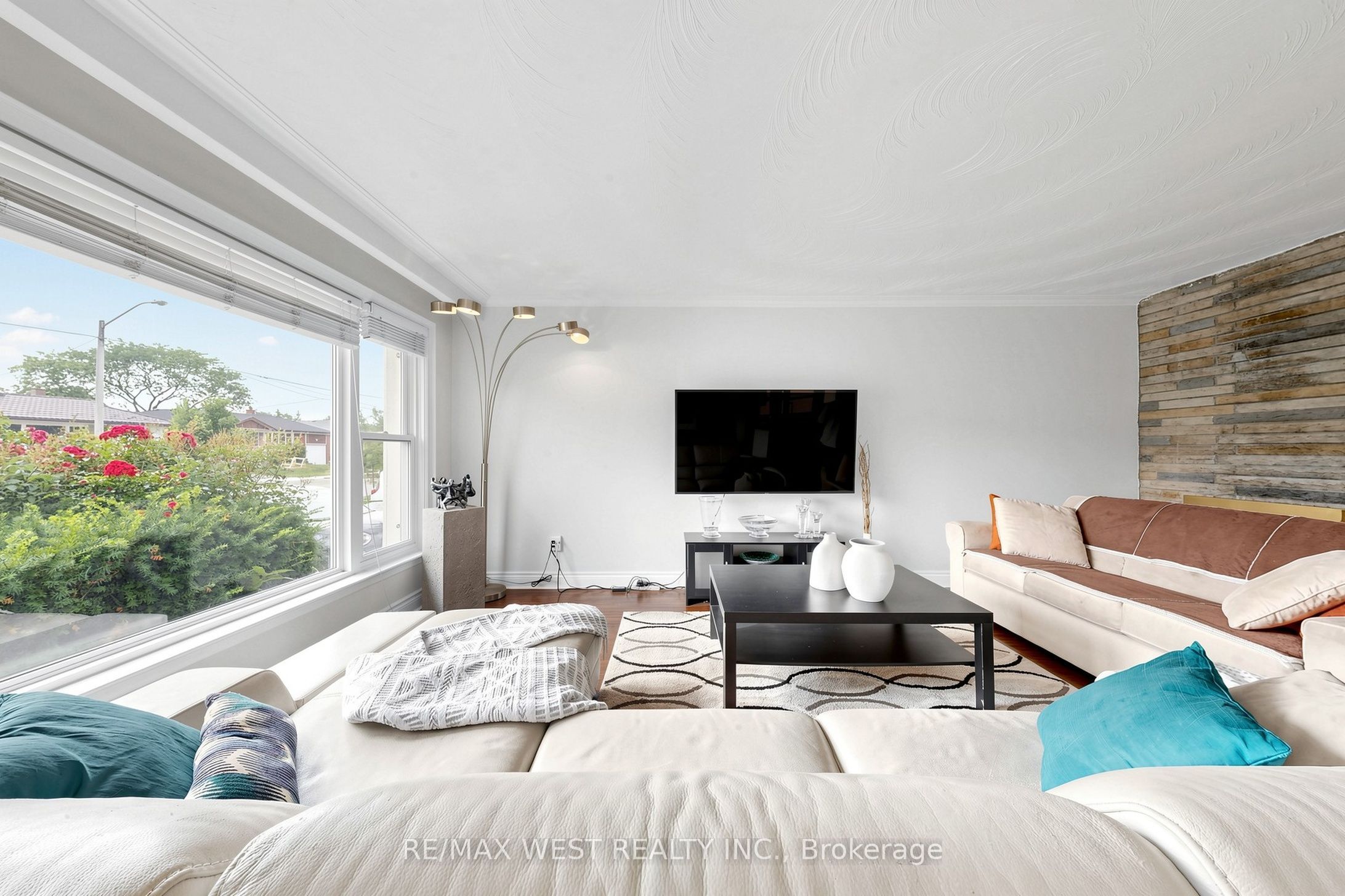 32 Allonsius Drive, Toronto, ON M9C 3N5 photo 2